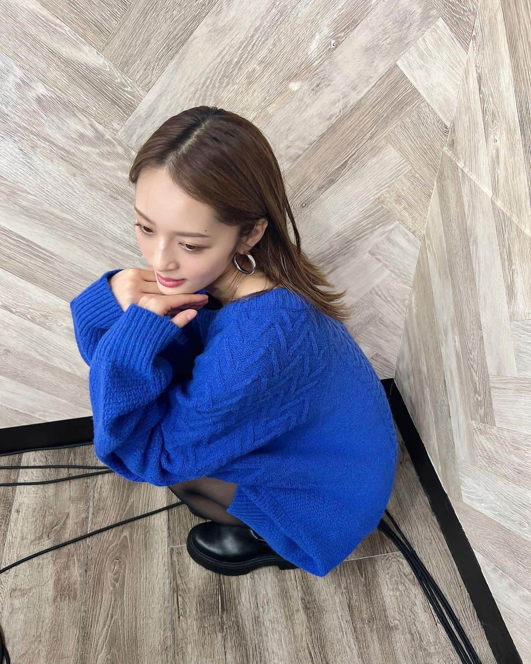 神部美咲のインスタグラム：「私、また馬券外してるんだよなー🤔 おかしいなー🤔  笑笑」