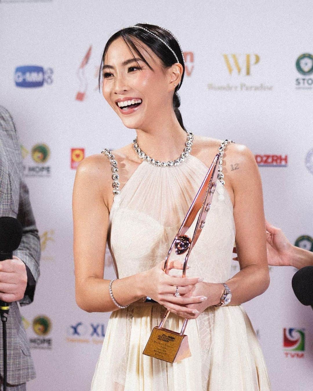 ソニアさんのインスタグラム写真 - (ソニアInstagram)「Where do I even begin 🥹 Never would I have thought I’d walk away with an award - being nominated alongside incredible people and veterans in the region. The past week has been a complete whirlwind and I haven’t even had a moment to sit and reflect or process it all!   Receiving this accolade of Best Host/Presenter at the Asian Television Awards means more than just a shiny trophy to me. I’ve always been prone to self doubt from the very beginning of my career, and that affected my confidence. It wasn’t built overnight… I was a quiet, shy kid and no one would even notice I’m in the room 😂 This was such a moment to me because I love what I do deeply, and it also taught me to have more confidence in myself and to trust the process. If you struggle with this too, this one’s for you 🤍   I want to thank the extremely talented @itsclarity.co team for working with me on #MenExplain - your efforts are greatly appreciated and I love you guys so much!   Without my family and loved ones, I wouldn’t have been able to do this. @jermsng even flew down, suited up and sat with total strangers to give me some support in such a nerve wrecking moment! Thank you all for being the best support system in the world 🥲  To my friends and colleagues in MediaCorp, @987fm and the industry - a big thank you to you as well for believing in me…you know who you are 😘  To YOU in this space! What would I do without you guys. Your viewership, love and support mean so much to me. Thank you 😍  Finally, to my squad - @benjioo @theisabellachan @nicolequek, you guys are the real MVPs. I know we always joke about how I give everyone a lot of anxiety with my schedule and crazy ideas, but you guys pull 👏🏼 up 👏🏼 and deliver every single time. I love you guys sm, thank you for being on this journey with me 🥹 #ANXIETEAM LFG!!  It’s been a blast @asiantvawards, thank you for having me. Singapore may be small but we have a lot of talent, and I hope more of the region and eventually the world will get to see it 🤍  Swipe all the way for CHAOS 💀  WOW IM FINALLY DONE TYPING MY THUMBS CRAMPING RN」12月4日 19時45分 - soniachew