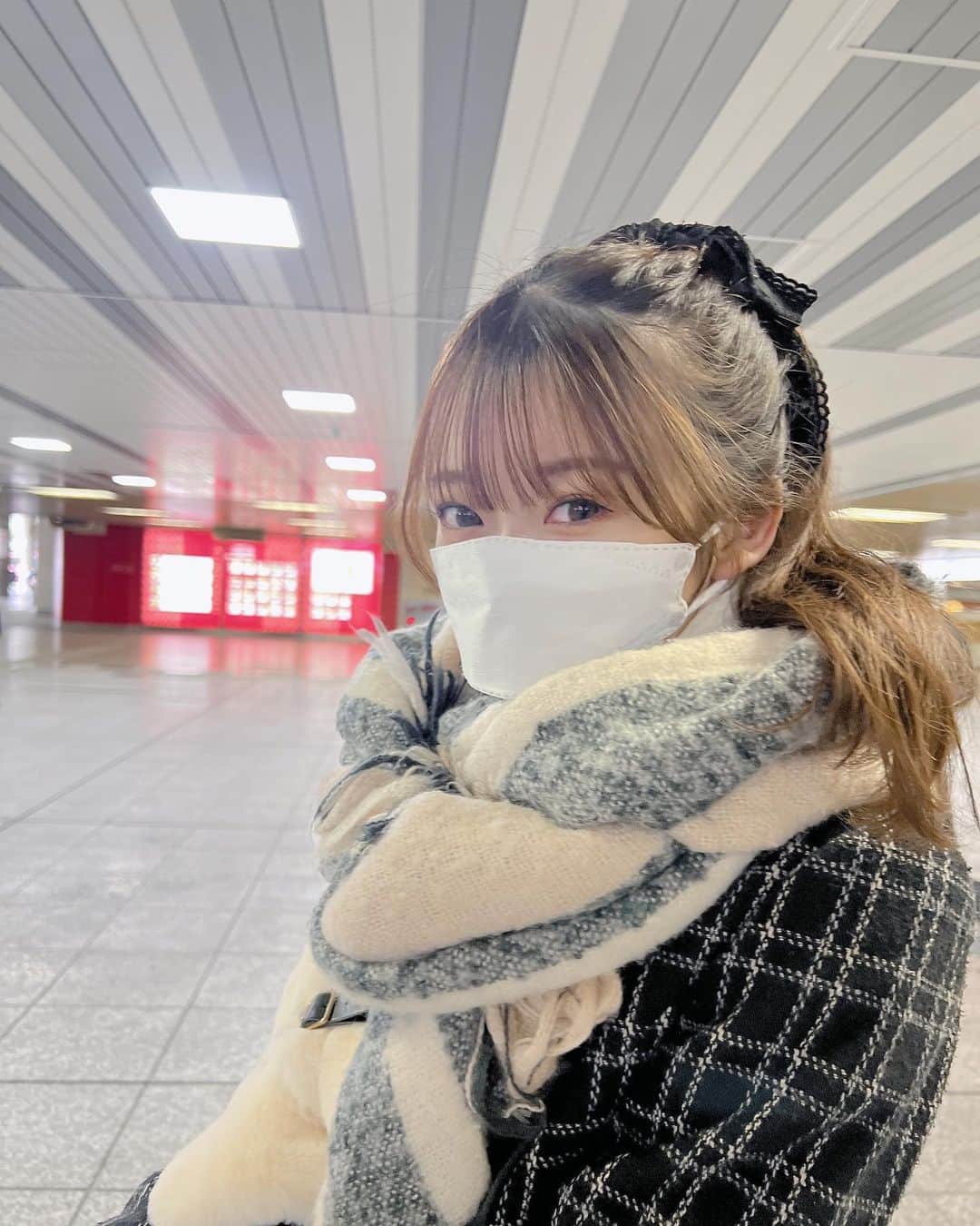 涼本理央那のインスタグラム：「大阪行ったでえ🐙  2.3枚目動画だよ！  みんなと思い出いっぱい作れて良かった〜😊💖 御堂筋のイルミが見たかった、心残りすぎる🥺また次の機会だね！  #大阪 #大阪観光 #心斎橋 #道頓堀 #osaka #shinsaibashi #doutonbori #🐙」