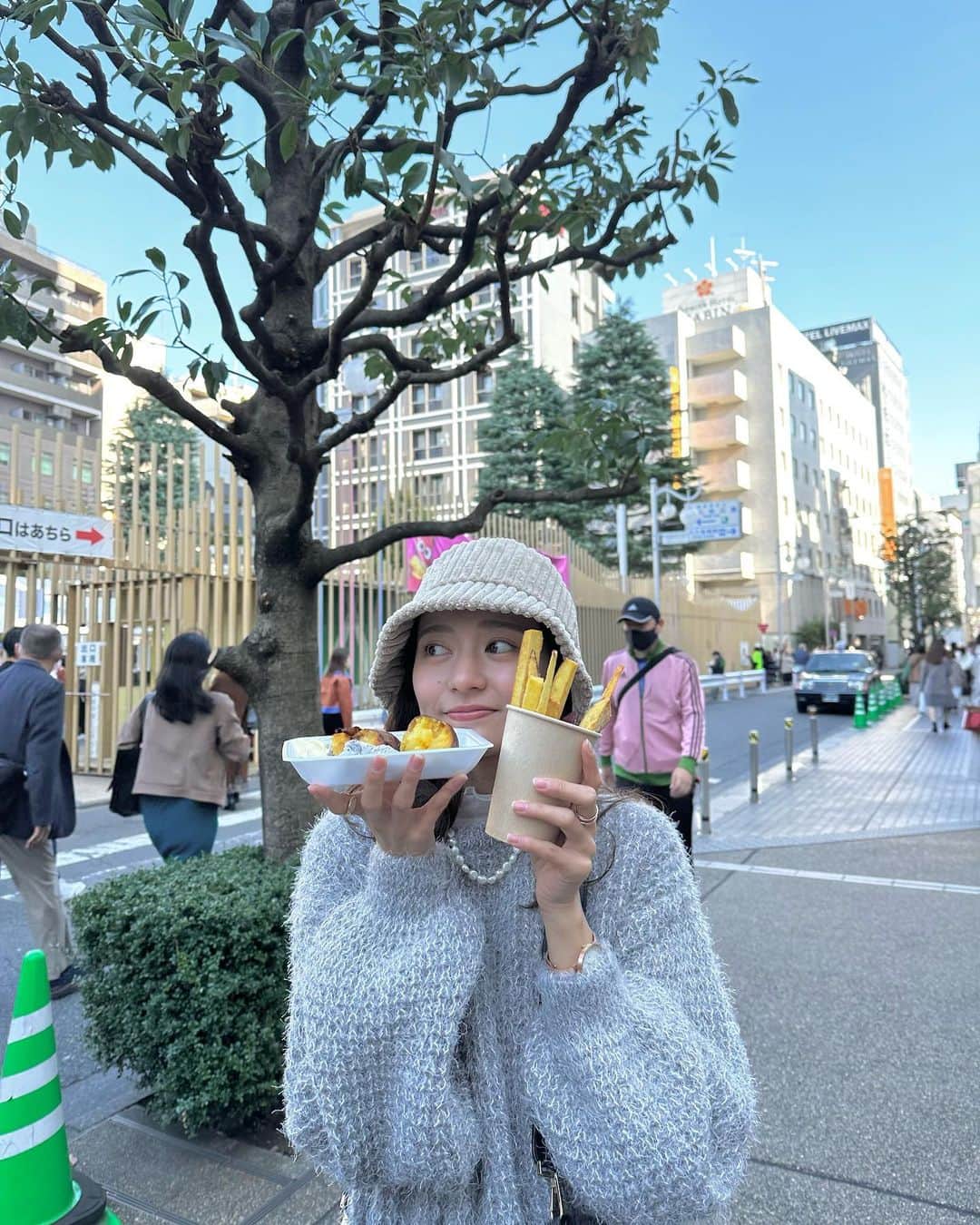 海外ファッション通販【sroku】のインスタグラム：「* 大好きな焼き芋フェス🍠 (先月)   美味しかったなぁ〜、また来年⛄️❄️ 　 　 　 #焼き芋フェス #やきいもフェス #フェス #グルメ #今日のコーデ #ファッション」