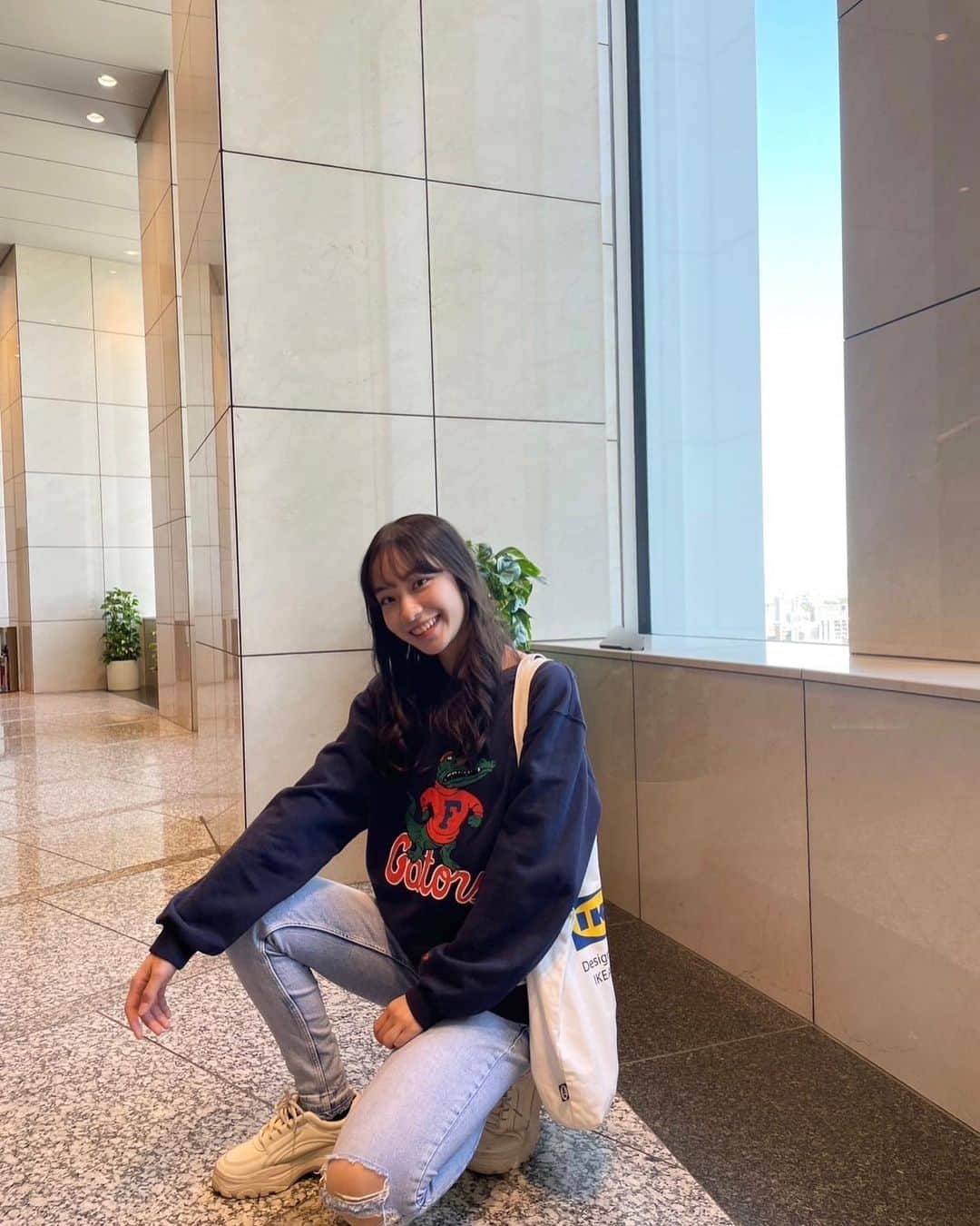 太田雫のインスタグラム：「・ この格好好きすぎて何回も着てる〜🐊 ・ 写真で着てるスウェット、本当はお母さんのです笑 ・ ・ #ニコラ#太田雫 #コーデ#ootd#ワニ#スウェット#他撮り」