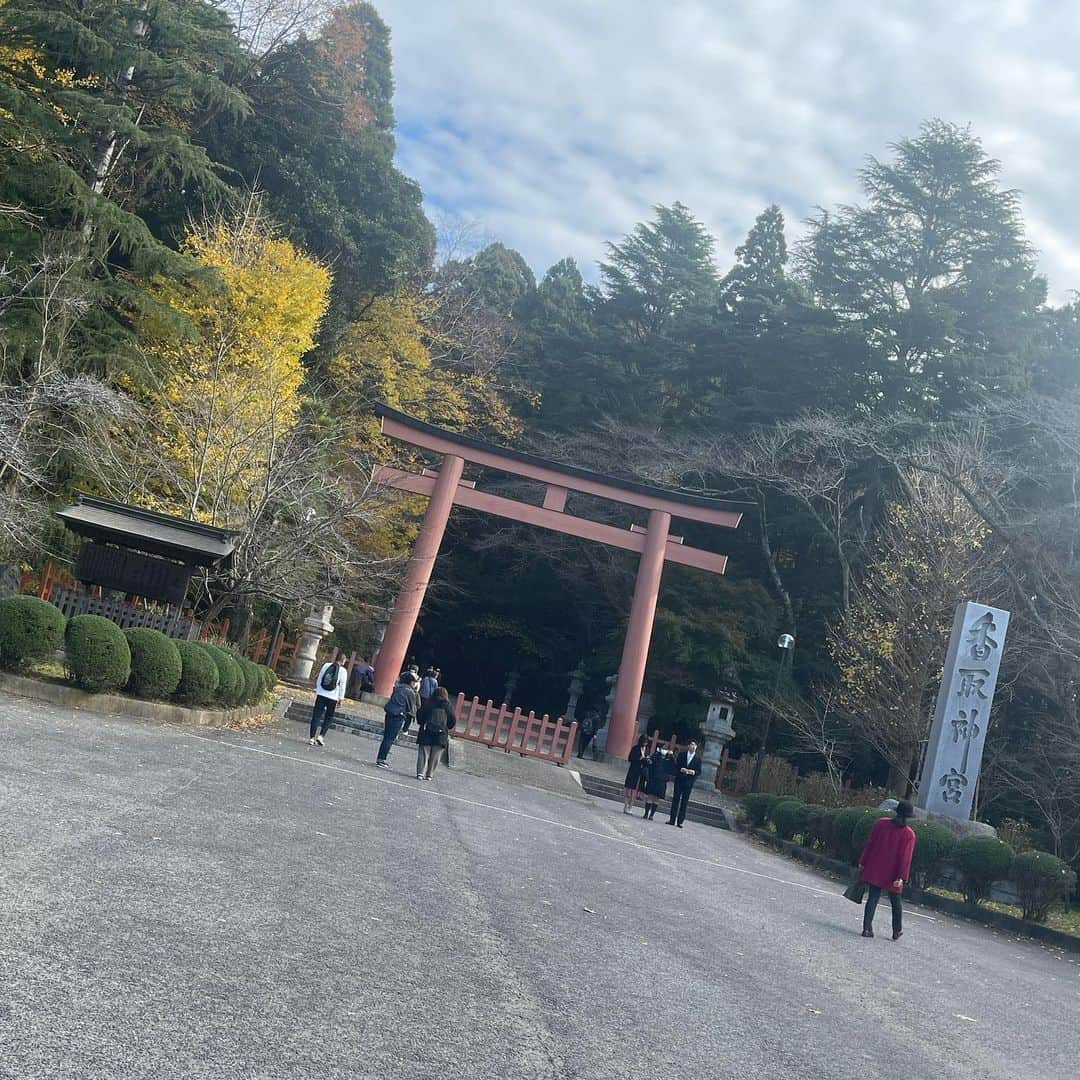 植田麻友美さんのインスタグラム写真 - (植田麻友美Instagram)「櫻木神社からの  ずっと行きたかった  香取神宮→鹿島神宮→息栖神社⛩へ  東国三社巡りをさせて頂きました！  東国三社は  江戸時代、関東より北の方が、 お伊勢参りのあとに行く 「禊の三社詣り」 だったみたい🍀  凄く気持ちよくて  本当に心からすっきりする神社さん達でした！  神社になりたい！と最近叫んでいる私ですが  邪念雑念をすべて取り払ってくださる場所でした⛩  今回は伊勢参拝は出来てませんが、、、  年末、年始に参拝してまたいきたいなぁ🌸   #櫻木神社   #香取神宮   #鹿島神宮   #息栖神社  #東国三社   #神社巡り」12月4日 20時20分 - ue_mayutaro