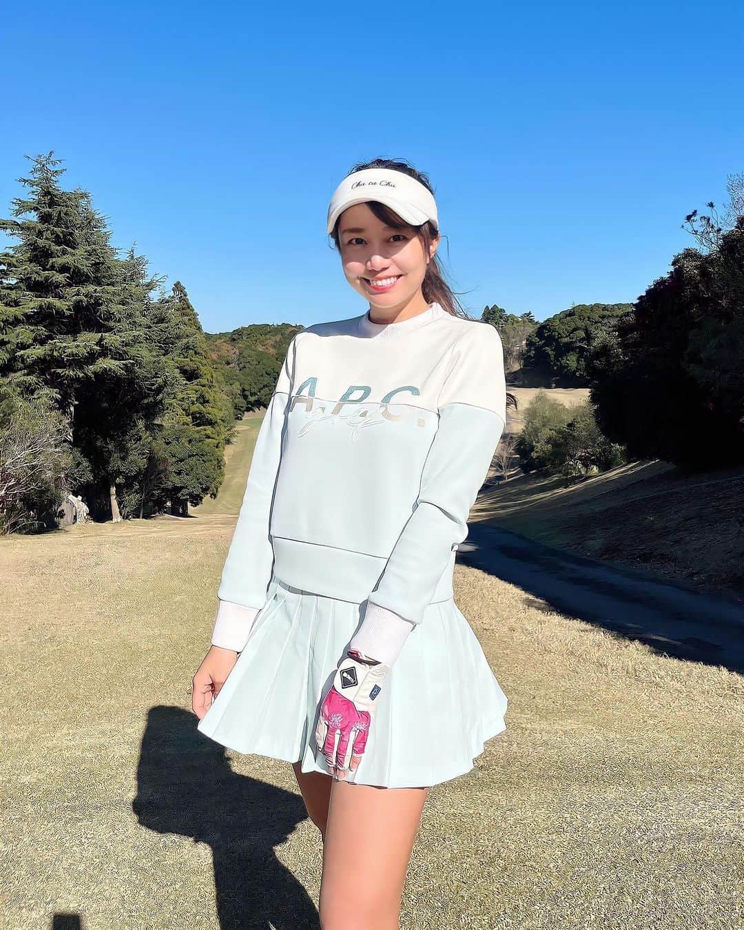 のインスタグラム：「先日、第19回のSSカップが無事に終わりました😌❤️ ウェアは、 @apcgolf 💚🤍 . 私がパステルカラー着てるの珍しくないですか？😌 . そして今回も沢山の企業様、個人様にご協賛いただきました！本当にありがとうございます😍 @bandel_official  @eyevol_official  @pellemorbida715  @thannjapan  @finecaddie_jp_official  @adidasgolf  @gorurun_  @srixongolf  @srixonbydescente  @hoapiligolf  @yakiniku529._daimon  . 最後のじゃんけん大会は過去イチ盛り上がったんじゃないか？！ってくらいやり直しが続いた🤩 . 次回の第20回SSカップは、 @sae_golf も復帰して一緒に開催する予定なのでお楽しみに🥰 3月の予定です✨ .  #ゴルフ#ゴルフ女子#golf#golfgirl#golfswing#ゴルフスイング#sports#スポーツ#スポーツ女子#골프#골프여자#尔夫球#高尔夫#ゴルフウェア#golfwear#SSカップ」