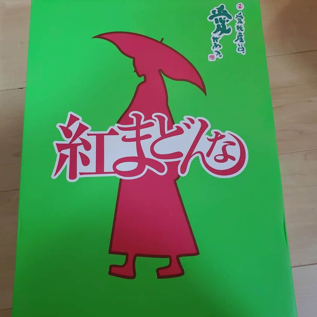 岡本昌弘のインスタグラム：「一平くんからみかん届きました！ ありがとう一平くん！ 紅まどんなめっちゃ美味しいです！！ プルプルしててゼリーみたいな食感！ みんな一回食べてみて欲しいです！  #一平くん #紅まどんな #愛媛産には愛がある #久しぶりに言った」