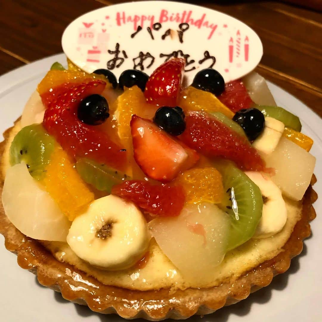 仲谷亜希子さんのインスタグラム写真 - (仲谷亜希子Instagram)「ぱぱ、happy 45th bday🎂 娘のバースデーソングで今年も良い一年を切れそうだね😄 #おうちごはん #さんにんごはん #家族ごはん #献立 #手作りごはん #夜ごはん #晩ごはん #おうちごはんLover #クッキンググラム #家庭料理 #料理写真 #夕飯 #丁寧な暮らし #豊かな食卓 #foodstyling #手料理 #暮らしを楽しむ #iegohan #cooking #cookingram」12月4日 20時38分 - aki_chan818