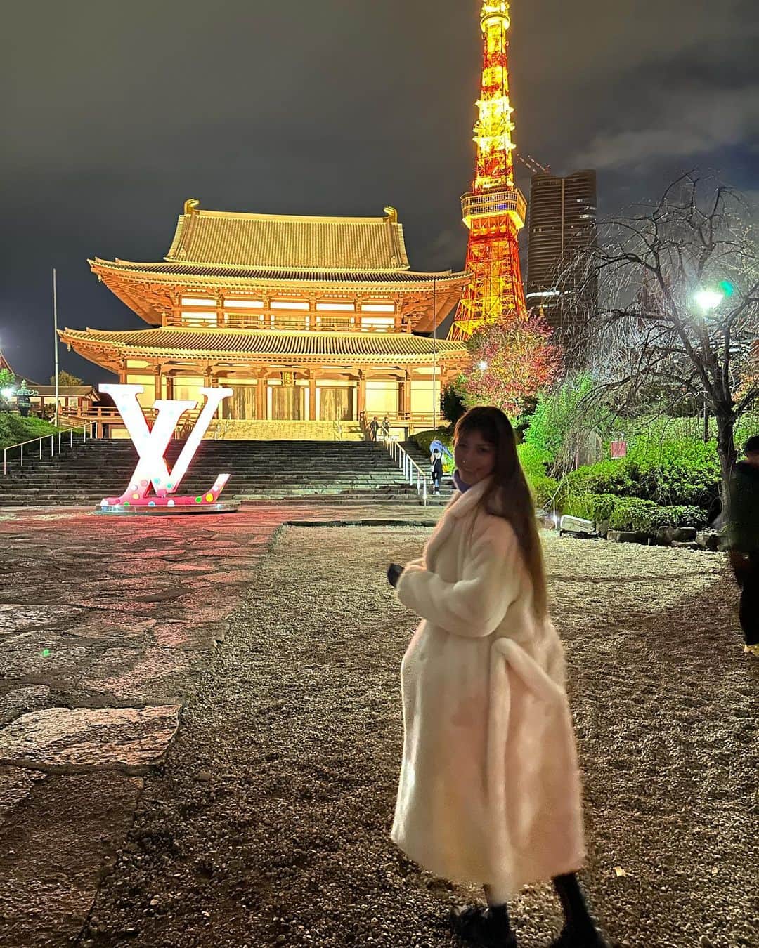 道端カレンのインスタグラム：「🖤  @louisvuitton × 草間弥生展   家族で💓  #草間弥生 #louisvuitton #インスタレーション」