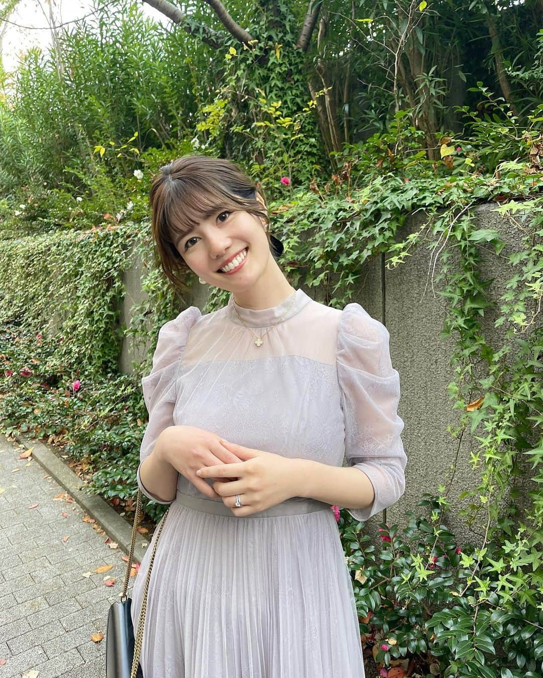 鈴木茉由さんのインスタグラム写真 - (鈴木茉由Instagram)「大好きな @yuna___0303 の結婚式💒🕊️ リアルプリンセスすぎて... 綺麗で可愛いゆなさんのウェディングドレス姿拝めて最高happyな1日だった🥰 旦那様もゆなさんにメロメロで、とっても愛されてるのが伝わってきた🥹🫶🏻 末永くお幸せに〜🥹🫶🏻🫶🏻  あさころちゃんがお呼ばれコーデ撮ってくれたから載せますー💕 こうやってたくさん写真撮ってもらってたの懐かしいなぁ🥹 大好きなマーキュリーのみんなに沢山会えたからか、この日の夜はマーキュリーで働く夢見た😴笑  #結婚式 #結婚式コーデ #お呼ばれコーデ #アプワイザーリッシェ #ヴァンクリーフ #ディオールピアス #サンローラン」12月4日 21時04分 - mayu__09