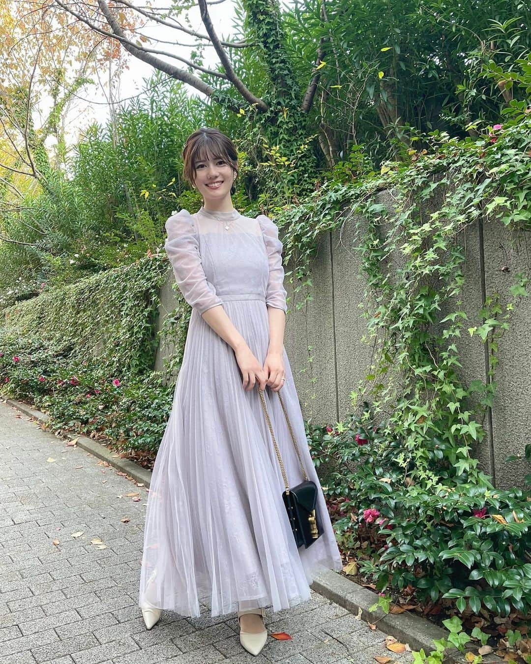 鈴木茉由さんのインスタグラム写真 - (鈴木茉由Instagram)「大好きな @yuna___0303 の結婚式💒🕊️ リアルプリンセスすぎて... 綺麗で可愛いゆなさんのウェディングドレス姿拝めて最高happyな1日だった🥰 旦那様もゆなさんにメロメロで、とっても愛されてるのが伝わってきた🥹🫶🏻 末永くお幸せに〜🥹🫶🏻🫶🏻  あさころちゃんがお呼ばれコーデ撮ってくれたから載せますー💕 こうやってたくさん写真撮ってもらってたの懐かしいなぁ🥹 大好きなマーキュリーのみんなに沢山会えたからか、この日の夜はマーキュリーで働く夢見た😴笑  #結婚式 #結婚式コーデ #お呼ばれコーデ #アプワイザーリッシェ #ヴァンクリーフ #ディオールピアス #サンローラン」12月4日 21時04分 - mayu__09