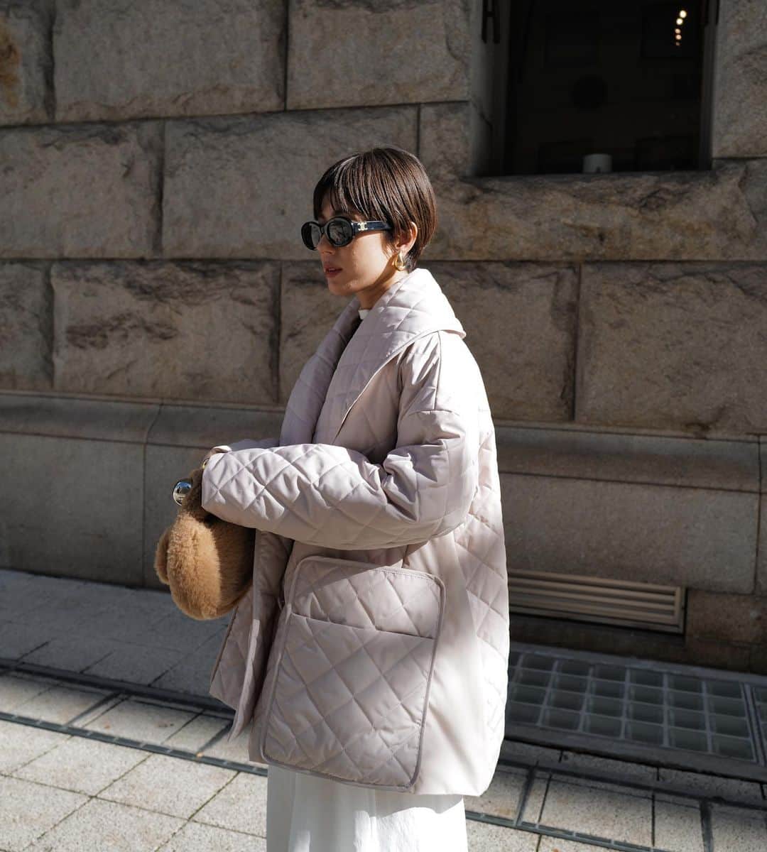 正中雅子のインスタグラム：「quilting coat🤍  ついに2022年の新作コートが発売になります！  そして！7日は年内ラストの発売です！  昨年とってもご好評いただいた旭化成のトップサーモという 機能性素材を使って オリジナルキルティング柄を描き オーバーなサイズ感が可愛い仕上がりにしたコートです！  この素材、羽織った時に 感動の暖かさと保温性でとにかく軽くて羽織りやすい！  吸湿発熱により暖かく、むれをおさえて爽やかな着心地を実現したハイテク素材です👌  吸湿発熱性・調整機能に優れたトップサーモ中綿を使用し、とても暖かい仕上がりです。  ガバッとかっこよく羽織れる1枚です！  12/7(wed)12:00-  #MACHATT #masaco服」