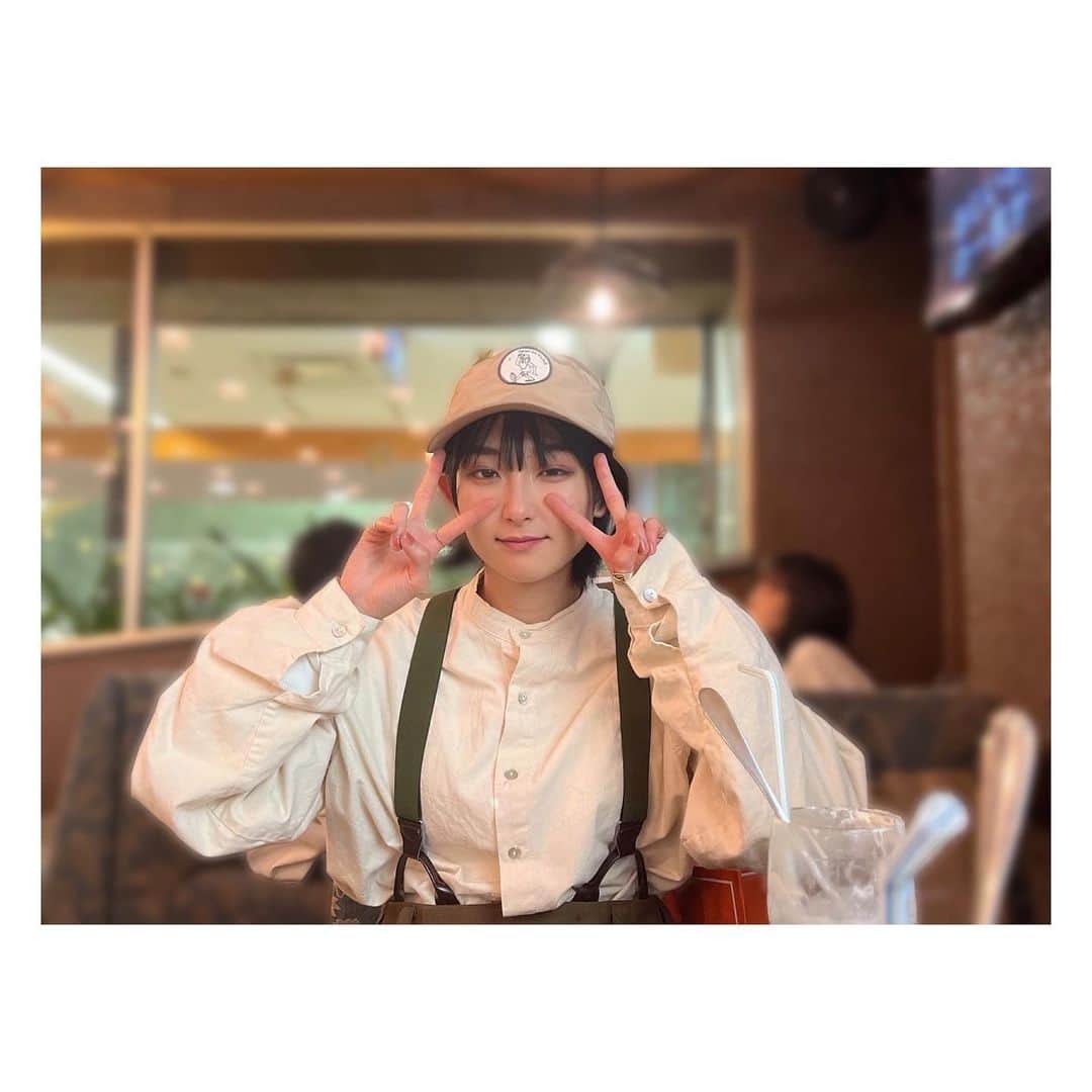 のインスタグラム：「いつかのだぶるぴーす✌️😏✌️ クリームソーダがあおくていい感じでした。」