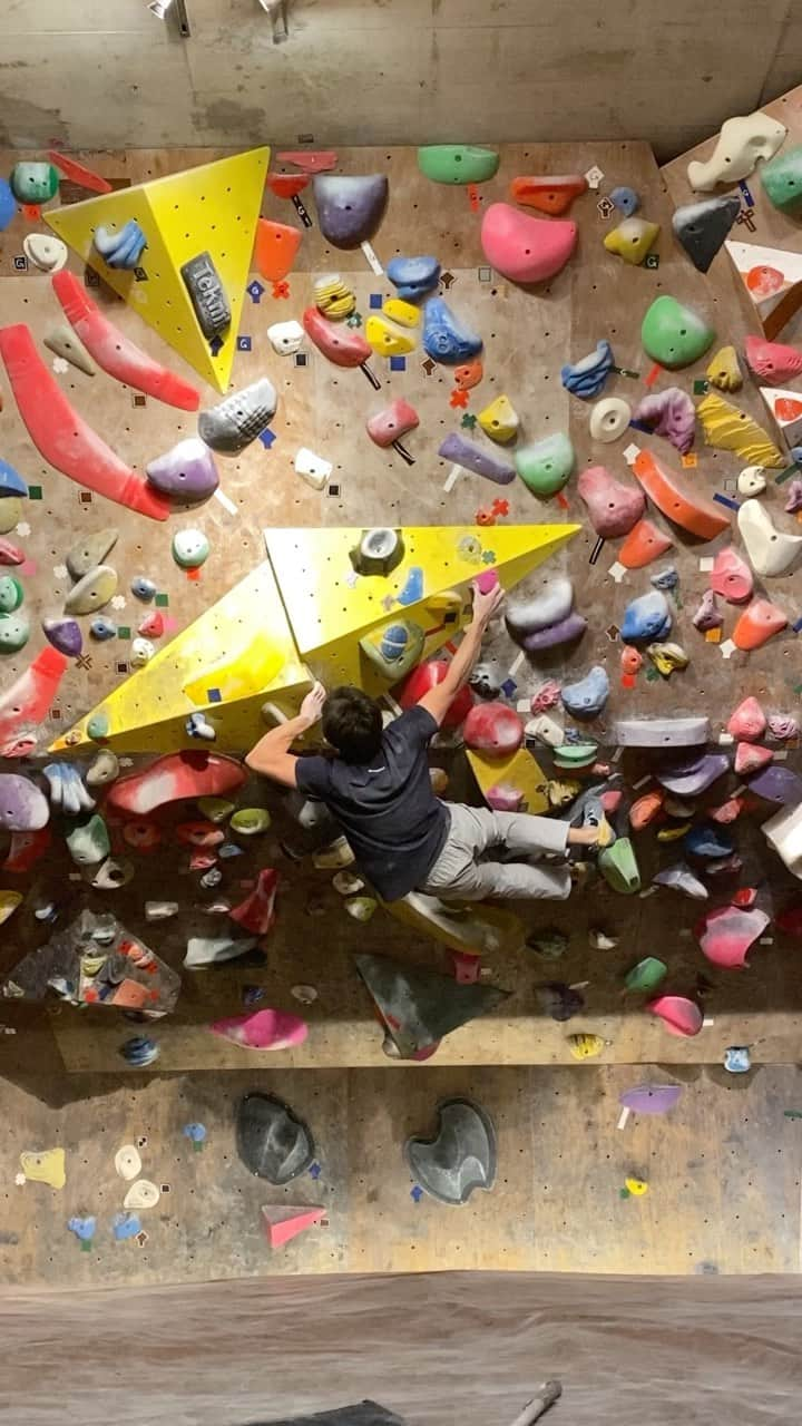 杉本怜のインスタグラム：「Silver tape @underground_bouldering_gym  久しぶりにアングラ銀テープを回収。自分で作ったやつだけど嬉しい！」