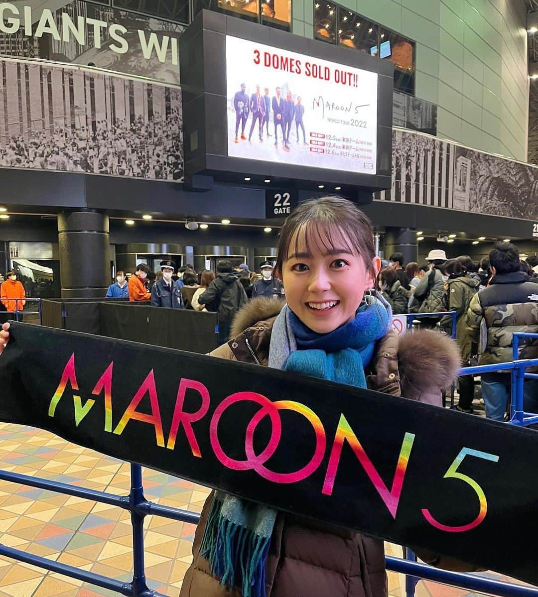 若林有子のインスタグラム：「昨日、Maroon5のライブに行ってきました！！🕺  ノンストップで高音の美声を響かせ続けるAdamが凄すぎて、めちゃくちゃかっこよかったです！！ 超ヒット曲ばかりで最高に楽しめました✌️  今年はMaroon5でライブ納め！ 色んなライブに行けて幸せだったな〜  来年は大好きなテイラーも来日してくれますように🫶  #約1ヶ月ぶりの東京ドーム  #maroon5 #maroon5concert #マルーン5 #東京ドーム #live #若林有子 #アナウンサー」