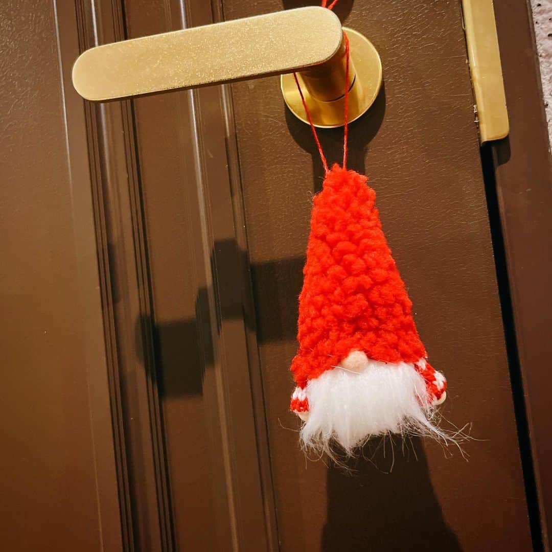 のインスタグラム：「#12月 ⁡ 12月なのでね、 ドアノブにね、 飾ってみましたよ#🎅 ⁡ ⁡ 年末にかけて 皆様 バタバタと忙しい月になると思いますが 健やかに乗り越えましょう💪。  #❤️#💚」