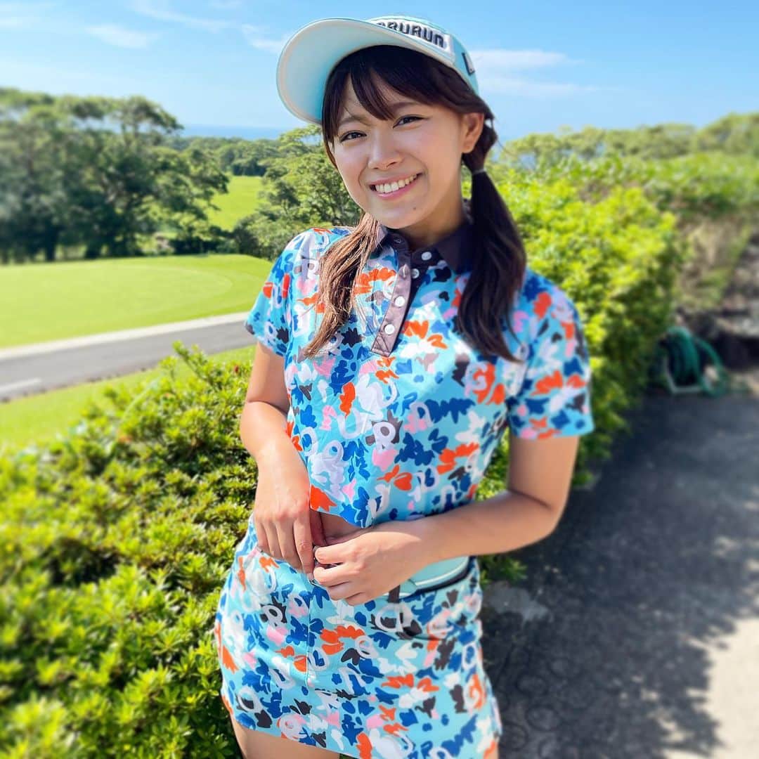 山内鈴蘭のインスタグラム：「ゴルフウェアを水着使用に…🫢💙 DVD見てもらえたら全貌がわかります！！笑  Gorurun(@gorurun_ )のウェアをDVD仕様に加工しました♡  3作目もかなり可愛く仕上がった😍  毎回ゴルフのシーンを入れてるんだけど、今回はゴルフを知らない方で見やすいシーンにしました！！  一緒にゴルフをしている様なシーンになってます🥺❤️  発売日が楽しみだよおおお🎊  #ゴルフ #ゴルフウェア #DVD #グラビア #グラビアアイドル #ゴルフコーデ #水着 #リメイク #ゴルフ女子 #ゴルフ女子コーデ #五島列島 #グラビアDVD #水着コーデ #ゴルフ好きな人と繋がりたい」
