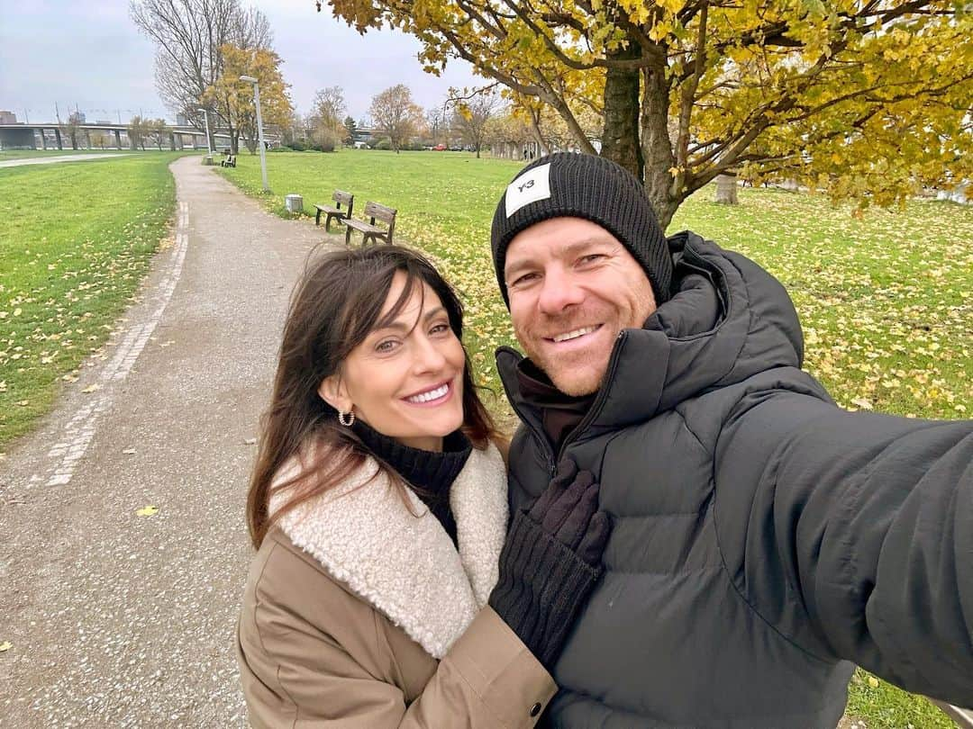 シャビ・アロンソのインスタグラム：「Nice Sunday walk in town.  Was it too cold @nagore.aranburu ?」