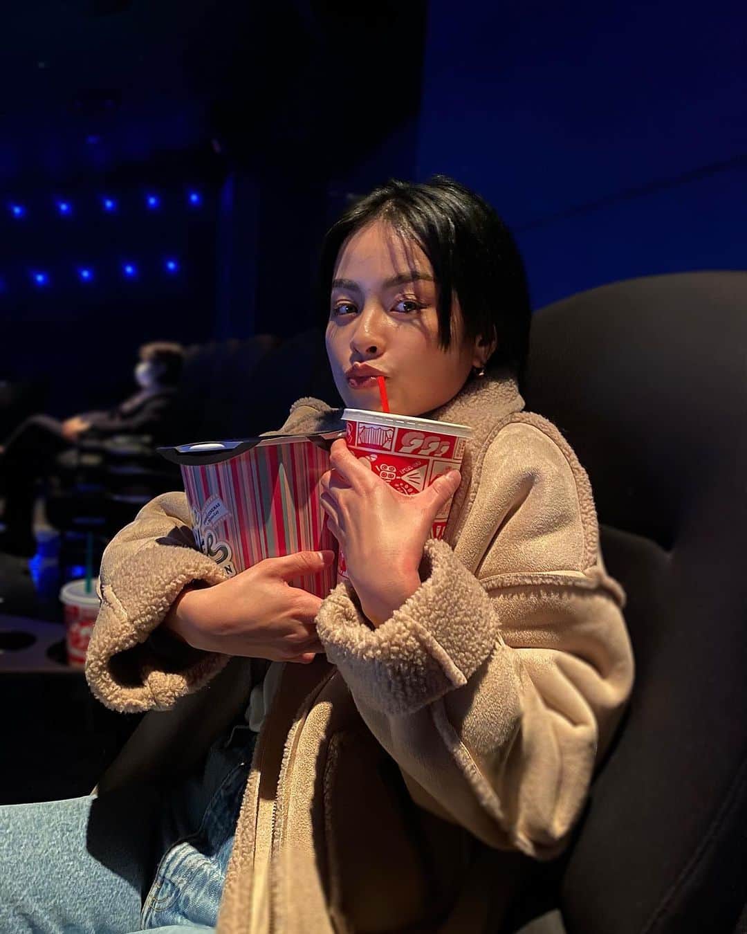 雨森はなこのインスタグラム：「欲張りセット🍿🥤 久々映画館でみる映画はやっぱり楽しーでございますね！ ちなみに観た映画はすずめの戸締り！ ちなみにポップコーンはトリュフ塩！ ちなみに飲み物は俄然コーラ派！以上！ あーたのしかった👼 #movie#movietime#ootd#outfitoftheday#instagood#instadaily#映画館#すずめの戸締まり」