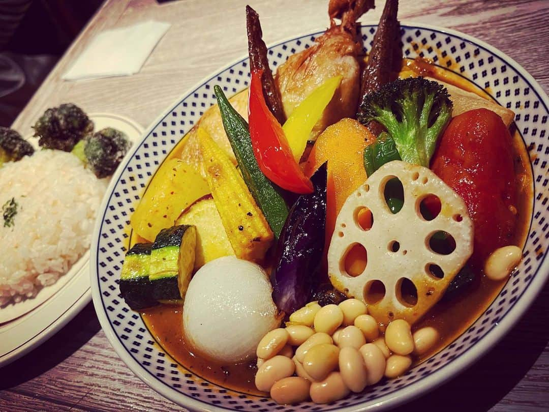 大山恵理乃さんのインスタグラム写真 - (大山恵理乃Instagram)「デブ活。 ⁡ #スープカレーサムライ  ⁡ って、 昔、北海道でひとりスープカレー巡りしたときに入ったお店と 名前とロゴも同じやん？ (その当時に投稿してるはず。と遡ったら、してますね。 2018.8.8に。)  ⁡ と思ったら、同じ店やった事実。 東京に進出してたの知らなんだ。　  ⁡ チキンと1日分の野菜20品目。 相変わらず美味。　 ボリューム栄養満点。 ⁡ その上、ガーリック風味サクサクブロッコリーをトッピング。 その上、ラッシー追加。 ⁡ 胃袋もうひとつ買いたい。 ⁡」12月4日 21時38分 - erino_ohyama