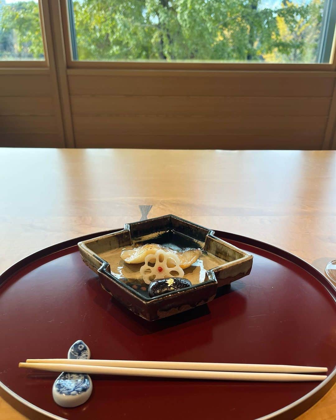 里口風子さんのインスタグラム写真 - (里口風子Instagram)「コタローさんお食い初め。  私たちが結婚式をあげた東京會舘の日本料理店にて。美しく立派なお祝い膳をいただき、終始ご機嫌&大興奮で舌をペロペロしておりました🐯  紅葉した並木道が見える掘りごたつタイプの個室に、ベビー布団を用意してくださっていて、久しぶりに時間や人目を気にせずゆっくり丁寧なお食事ができた〜〜幸せ〜〜と思っていたら、退室した瞬間爆泣き😌😌😌余裕のない最後でしたが、しっかりお土産のケーキは買って帰りました。  不意に撮る写真はキュートなお顔なのに、「ハイチーズ」の時は毎度ふてくされてる愛おしいマイベイビー👶🏻  #お食い初め #東京會舘 #東京會舘花嫁 #東京會舘卒花 #東京會舘ウェディング #日本料理八千代」12月4日 21時48分 - fuuu_ko0716