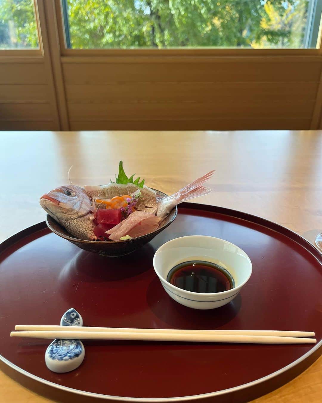 里口風子さんのインスタグラム写真 - (里口風子Instagram)「コタローさんお食い初め。  私たちが結婚式をあげた東京會舘の日本料理店にて。美しく立派なお祝い膳をいただき、終始ご機嫌&大興奮で舌をペロペロしておりました🐯  紅葉した並木道が見える掘りごたつタイプの個室に、ベビー布団を用意してくださっていて、久しぶりに時間や人目を気にせずゆっくり丁寧なお食事ができた〜〜幸せ〜〜と思っていたら、退室した瞬間爆泣き😌😌😌余裕のない最後でしたが、しっかりお土産のケーキは買って帰りました。  不意に撮る写真はキュートなお顔なのに、「ハイチーズ」の時は毎度ふてくされてる愛おしいマイベイビー👶🏻  #お食い初め #東京會舘 #東京會舘花嫁 #東京會舘卒花 #東京會舘ウェディング #日本料理八千代」12月4日 21時48分 - fuuu_ko0716