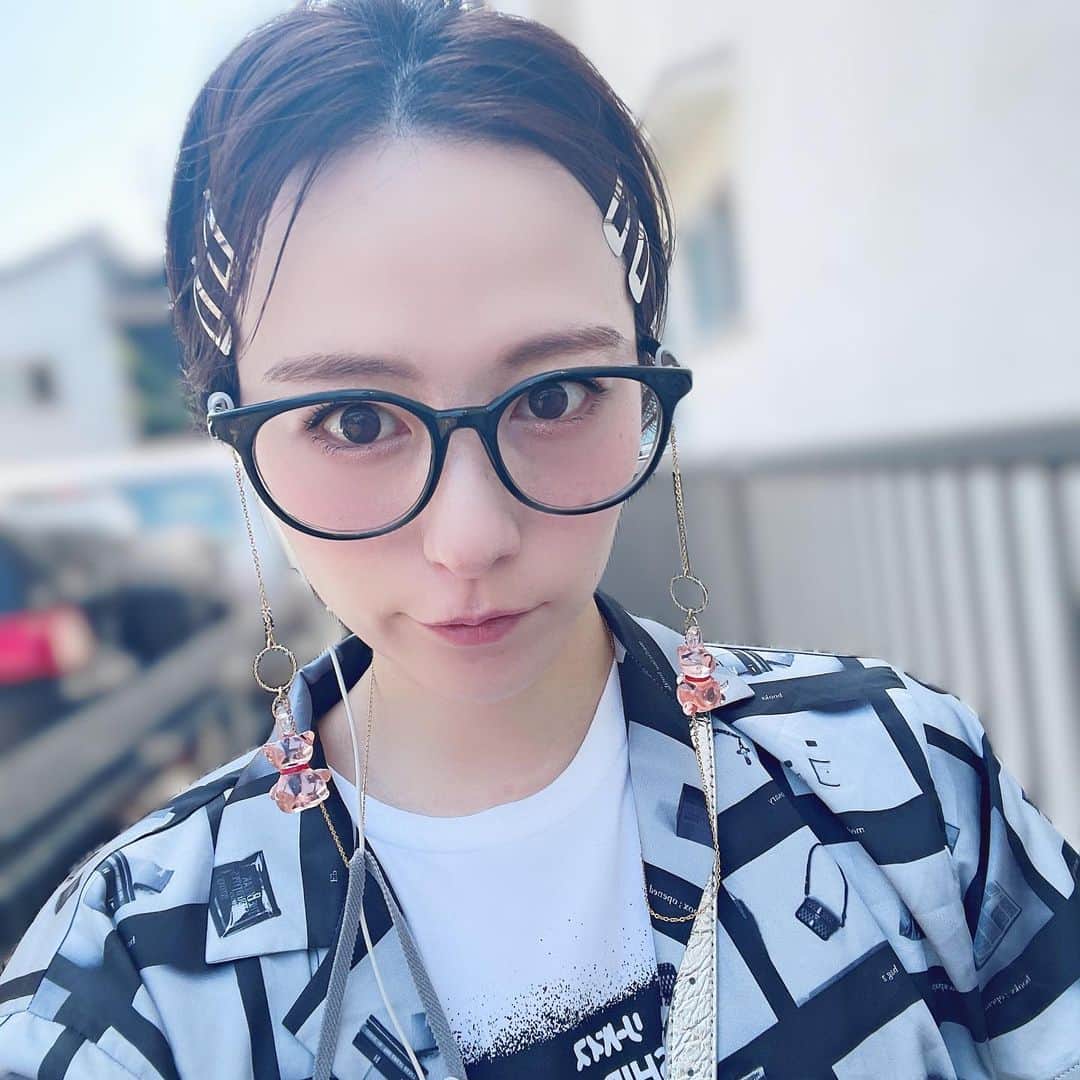 のインスタグラム：「ㅤㅤㅤㅤㅤㅤㅤㅤㅤㅤㅤㅤㅤ #私服戦隊ミヤジマン  6月の私。寒すぎて冬はできない髪型🤫 すでに春〜夏が恋しいです ㅤㅤㅤㅤㅤㅤㅤㅤㅤㅤㅤㅤㅤ #派手服 #派手コーデ #派手髪女子 #派手髪ショート #ボーイッシュコーデ  #ootd #宮島咲良 #ミヤジマン #ぼっち戦隊ミヤジマン」