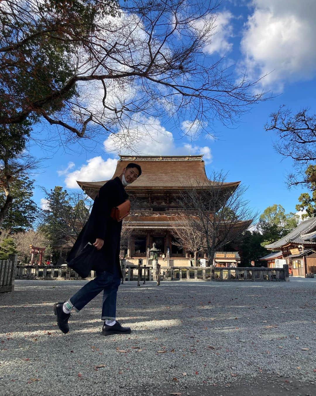 吉田一将のインスタグラム：「奈良　吉野 #いざいざ奈良  #奈良は行くからおもしろい  #鈴木亮平  #世界遺産 #金峯山寺 #金峯山寺蔵王堂  #修験道  #役行者  #前鬼後鬼  #それ以上でもそれ以下でもない  1枚目は本堂の大きさに圧倒されて気絶する瞬間です」