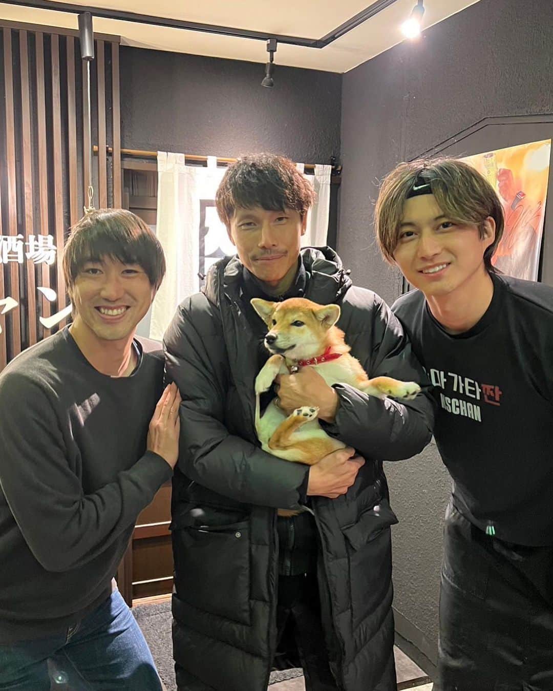 摂津颯登のインスタグラム：「昨日は達弥君ご夫妻と健さんとお会いました！ やっぱり久しぶりの再会は嬉しいものです😌  ワンちゃん可愛すぎたな🐕、、、  #加賀健一 #坂井達弥 #摂津颯登」