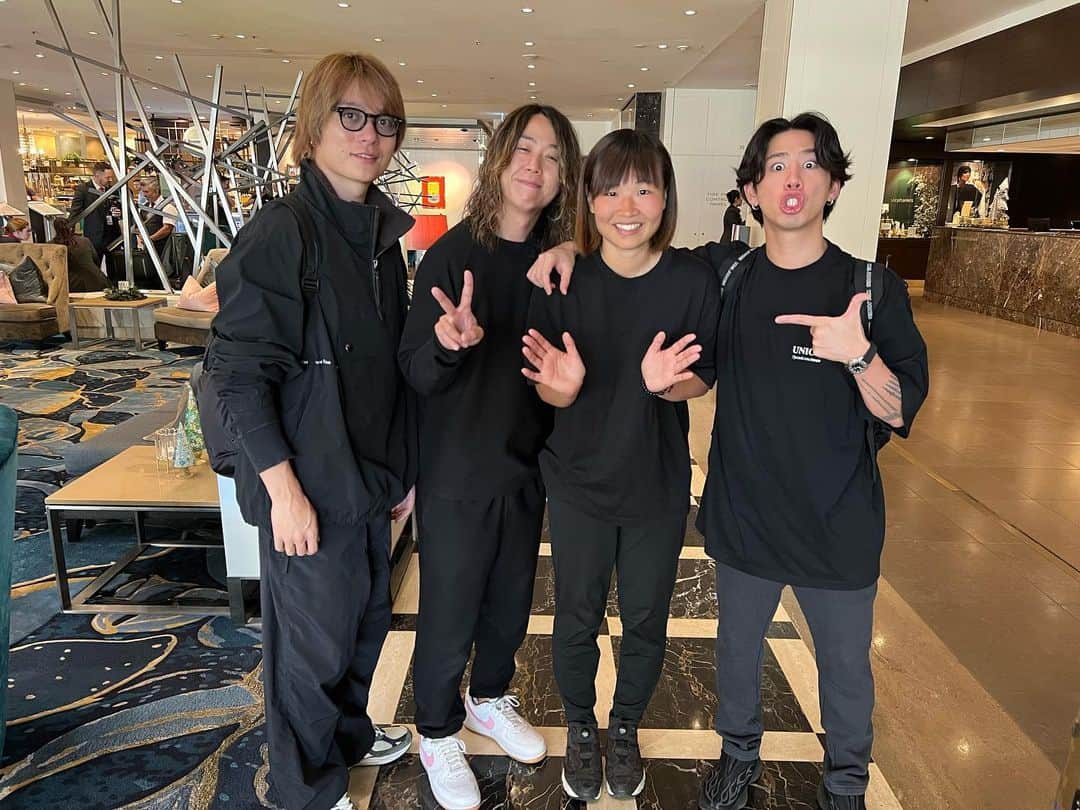 Taka のインスタグラム：「オーストラリアでは色々な出会いがあったなー！ 今年最後のライブ！みんなありがとう😊」
