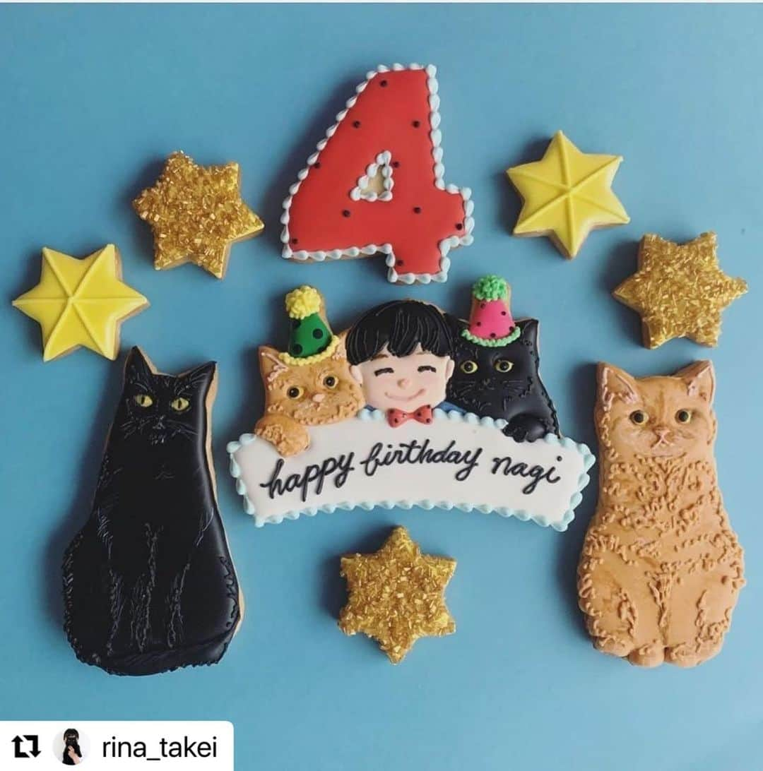 kikkoさんのインスタグラム写真 - (kikkoInstagram)「Happy Birthday Nagi‼️👦🏻🐈‍⬛🐈 今年も凪ネコくんのバースデークッキーをお作りしました🥰 私は、おばあちゃん的な👵🏻感覚でいつも見守ってるの😅  大好きな三兄弟❤️ リナさん、ありがとうー🎂 Love❤️  #Repost @rina_takei with @use.repost ・・・ 04/12/2022 Happy Sunday! ・ December 3rd was Nagi’s 4th birthday👦🏻🎂 A big Happy Birthday! His birthday cake, made by @kikko_ , was decorated with Guinness and Pimms iced cookies. We hope that you will continue to enjoy watching Nagi grow up, our third son, together with of course Guinness & Pimms. Enjoy the rest of your wonderful weekend everyone! ・ ・ 12月3日に 凪ねこ4歳になりました！ お誕生日おめでとう！ 今年も　@kikko_ さんの アイシングクッキーのおかげで とっても可愛いケーキで お祝いする事が出来ました🎂 ギネピムそっくり！ 色使いも素敵で 素晴らしいセンス👏👏 毎年ありがとうございます！ 三兄弟揃っての写真撮影は 本当に難しい。 猫たちの顔が不機嫌になりがち😂 そして目線は基本揃わない。笑 ・ 最近の凪ねこは 実況中継をしながら 恐竜遊びをする事にハマっており 古舘伊知郎さんみたいと 言われる事も。笑 私もおしゃべりな方なので これは遺伝なのかもしれません。笑 それでは皆さま これからも三兄弟を どうぞよろしくお願いします♫ 引き続き素敵な週末を！ ・ ※写真⑧は @kikko_ さんからお借りしました🐈‍⬛🐈」12月5日 8時28分 - kikko_