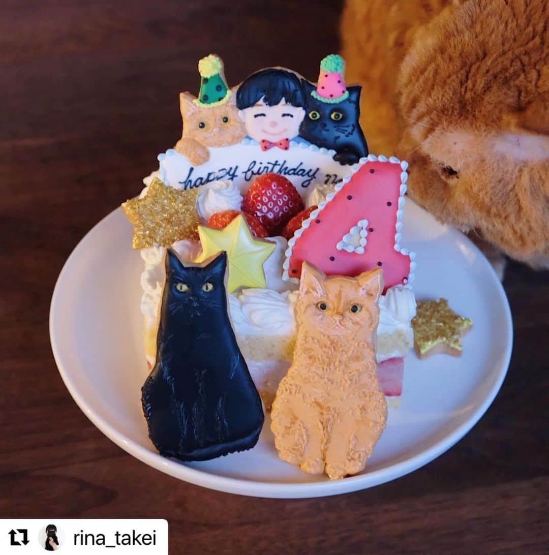 kikkoさんのインスタグラム写真 - (kikkoInstagram)「Happy Birthday Nagi‼️👦🏻🐈‍⬛🐈 今年も凪ネコくんのバースデークッキーをお作りしました🥰 私は、おばあちゃん的な👵🏻感覚でいつも見守ってるの😅  大好きな三兄弟❤️ リナさん、ありがとうー🎂 Love❤️  #Repost @rina_takei with @use.repost ・・・ 04/12/2022 Happy Sunday! ・ December 3rd was Nagi’s 4th birthday👦🏻🎂 A big Happy Birthday! His birthday cake, made by @kikko_ , was decorated with Guinness and Pimms iced cookies. We hope that you will continue to enjoy watching Nagi grow up, our third son, together with of course Guinness & Pimms. Enjoy the rest of your wonderful weekend everyone! ・ ・ 12月3日に 凪ねこ4歳になりました！ お誕生日おめでとう！ 今年も　@kikko_ さんの アイシングクッキーのおかげで とっても可愛いケーキで お祝いする事が出来ました🎂 ギネピムそっくり！ 色使いも素敵で 素晴らしいセンス👏👏 毎年ありがとうございます！ 三兄弟揃っての写真撮影は 本当に難しい。 猫たちの顔が不機嫌になりがち😂 そして目線は基本揃わない。笑 ・ 最近の凪ねこは 実況中継をしながら 恐竜遊びをする事にハマっており 古舘伊知郎さんみたいと 言われる事も。笑 私もおしゃべりな方なので これは遺伝なのかもしれません。笑 それでは皆さま これからも三兄弟を どうぞよろしくお願いします♫ 引き続き素敵な週末を！ ・ ※写真⑧は @kikko_ さんからお借りしました🐈‍⬛🐈」12月5日 8時28分 - kikko_