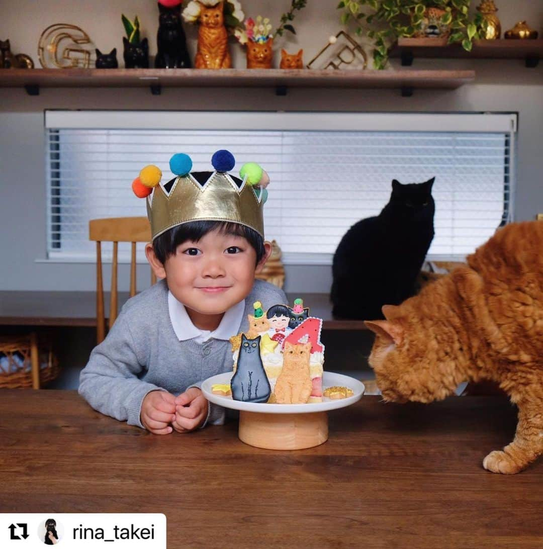 kikkoさんのインスタグラム写真 - (kikkoInstagram)「Happy Birthday Nagi‼️👦🏻🐈‍⬛🐈 今年も凪ネコくんのバースデークッキーをお作りしました🥰 私は、おばあちゃん的な👵🏻感覚でいつも見守ってるの😅  大好きな三兄弟❤️ リナさん、ありがとうー🎂 Love❤️  #Repost @rina_takei with @use.repost ・・・ 04/12/2022 Happy Sunday! ・ December 3rd was Nagi’s 4th birthday👦🏻🎂 A big Happy Birthday! His birthday cake, made by @kikko_ , was decorated with Guinness and Pimms iced cookies. We hope that you will continue to enjoy watching Nagi grow up, our third son, together with of course Guinness & Pimms. Enjoy the rest of your wonderful weekend everyone! ・ ・ 12月3日に 凪ねこ4歳になりました！ お誕生日おめでとう！ 今年も　@kikko_ さんの アイシングクッキーのおかげで とっても可愛いケーキで お祝いする事が出来ました🎂 ギネピムそっくり！ 色使いも素敵で 素晴らしいセンス👏👏 毎年ありがとうございます！ 三兄弟揃っての写真撮影は 本当に難しい。 猫たちの顔が不機嫌になりがち😂 そして目線は基本揃わない。笑 ・ 最近の凪ねこは 実況中継をしながら 恐竜遊びをする事にハマっており 古舘伊知郎さんみたいと 言われる事も。笑 私もおしゃべりな方なので これは遺伝なのかもしれません。笑 それでは皆さま これからも三兄弟を どうぞよろしくお願いします♫ 引き続き素敵な週末を！ ・ ※写真⑧は @kikko_ さんからお借りしました🐈‍⬛🐈」12月5日 8時28分 - kikko_