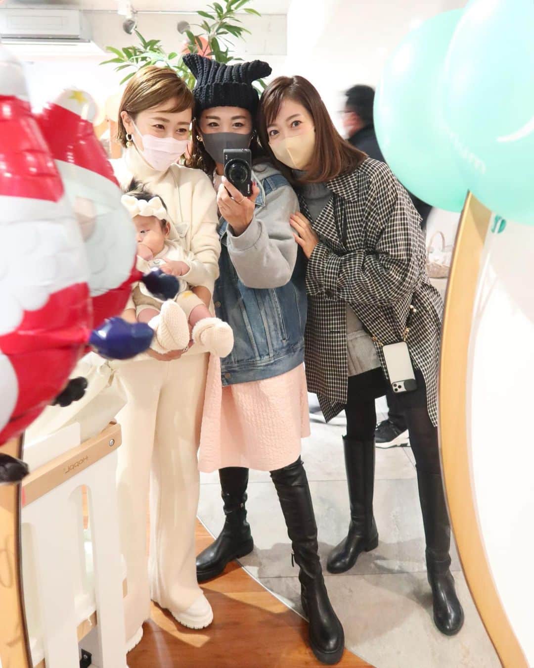 Mai Wakimizuのインスタグラム：「昨日は @wrium_jpのクリスマスイベントへ♡毎年12月に楽しみにしてるイベントの一つ♡この時期何かと使える @threem.officialのクリスマストッパーと、セレクトで置いてる子供服をあれやこれやとお買い物♡待ち合わせしてなくてもお友達が大集合でワチャワチャと楽し過ぎた＼(^o^)／娘は @masacoshonakaにお祝いでもらった上下wriumコーデでしっかり参加でした♡私のcoordinateは最後に♡ #wrium#生後4ヶ月#女の子ベビー#女の子ママ」
