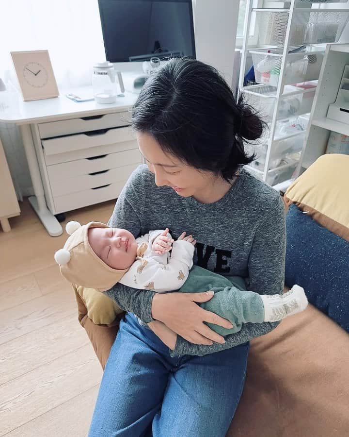 チョン・ヘビンのインスタグラム：「홀리한 상태로 오신 주희 이모😍 ㅋㅋ 주희이모의 품에서 세시간 넘게 꿀잠🐝 자면서 코도골고 침도 줄줄 흘리고 행복한 시간이었어요  역시 정성스런 품이 다른가봐요  #찰떡바른 #주희이모 #엄마보다더좋아해」