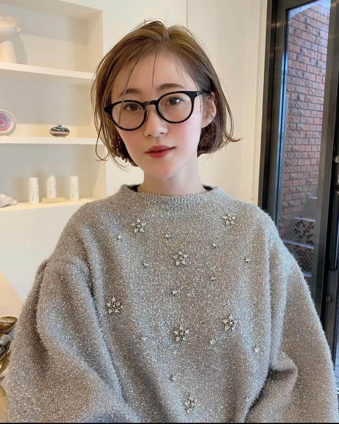 真鈴のインスタグラム：「日曜日の今日はカラーをしてきました♡ ハイトーンだけど程よく品のいい色でオトナの私でも大丈夫ねっ！笑  ２枚目はおすすめのTAUのオイル、私の髪の毛は見た目猫っ毛、触るとシッカリ…でなかなかオイルでしっくりくるものがなかったんだけどTAUのオイルは軽くて適当にブローした髪に塗っただけで綺麗なカットラインが出るからリアルにオススメです♡ それにとってもいい香りでボディにも使えるよ。  #ミニボブ　#オトナの抜け感ヘア #ハイトーン」