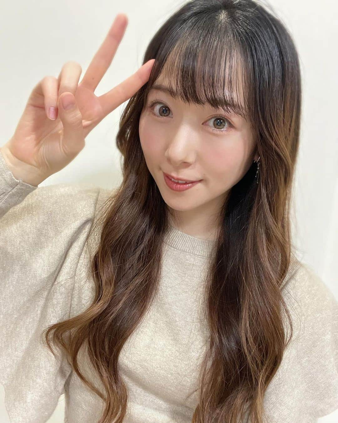 熊谷知花のインスタグラム：「いつも応援していただきありがとうございます🌷  本日、熊谷知花34歳になりました✨  この一年も笑顔いっぱいHAPPYな毎日にしたいと思います☺️🍀  これからも何してるかなぁ~？って気にかけてくださったら嬉しいです💐」