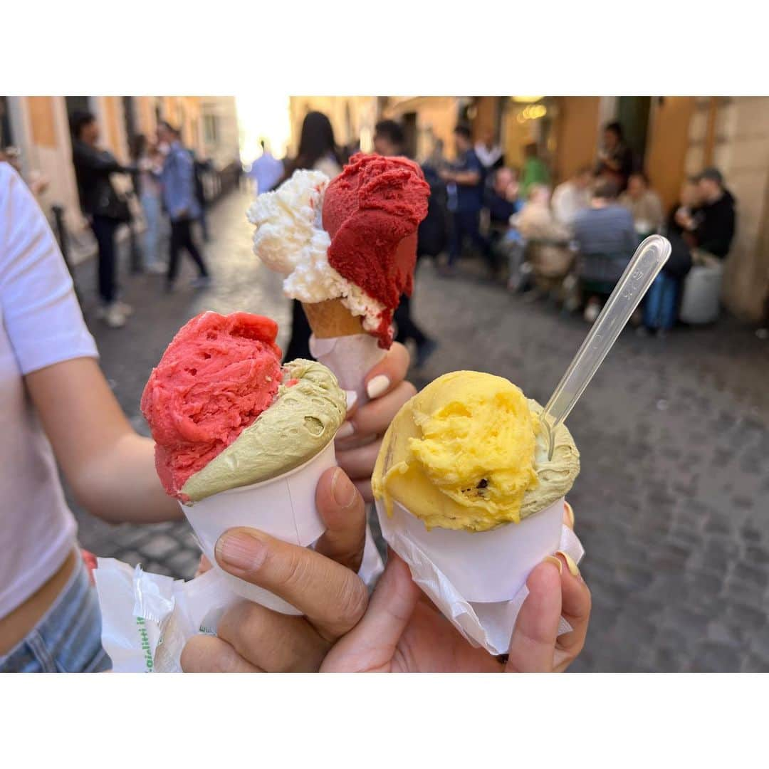 ジョン・ジェウンのインスタグラム：「. Gelato  #giolitti  #gelato #rome  #italy」