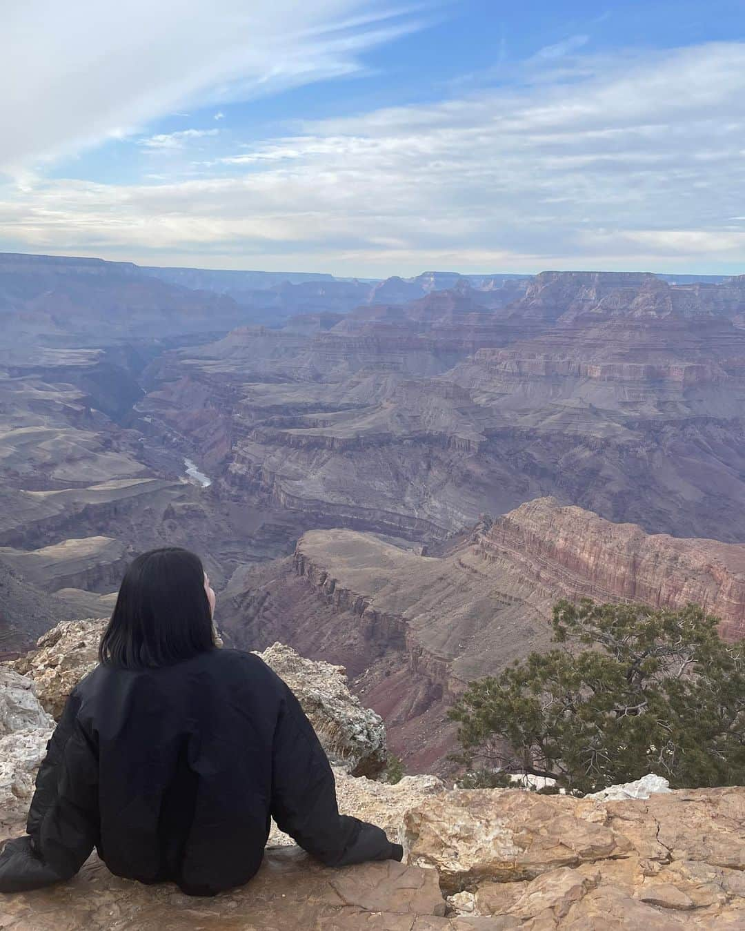 ERYさんのインスタグラム写真 - (ERYInstagram)「毎年恒例の一人旅、今年はアメリカ西海岸へ。 旅の記録を書いておりますが、あまりにも長くなりすぎてインスタには向いていないので、それらはnoteに後日投稿するとしましてこちらにはひとまず小分けにして写真だけ。 まずはグランドキャニオンツアーの辺りのツアーに参加した分から。 ツアーは日本語ガイドのある @fungrouplasvegas を利用しました。  1-3枚目アンテロープキャニオン 4-6枚目ホースシューベンド 7-10枚目グランドキャニオン  リアルタイムでのストーリー旅日記はハイライトにまとめてありますのでそちらも是非ご覧いただけると嬉しいです。 #アメリカ西海岸 #一人旅 #ロサンゼルス #ラスベガス #グランドキャニオン #ホースシューベンド #アンテロープキャニオン」12月5日 2時03分 - bass_ery