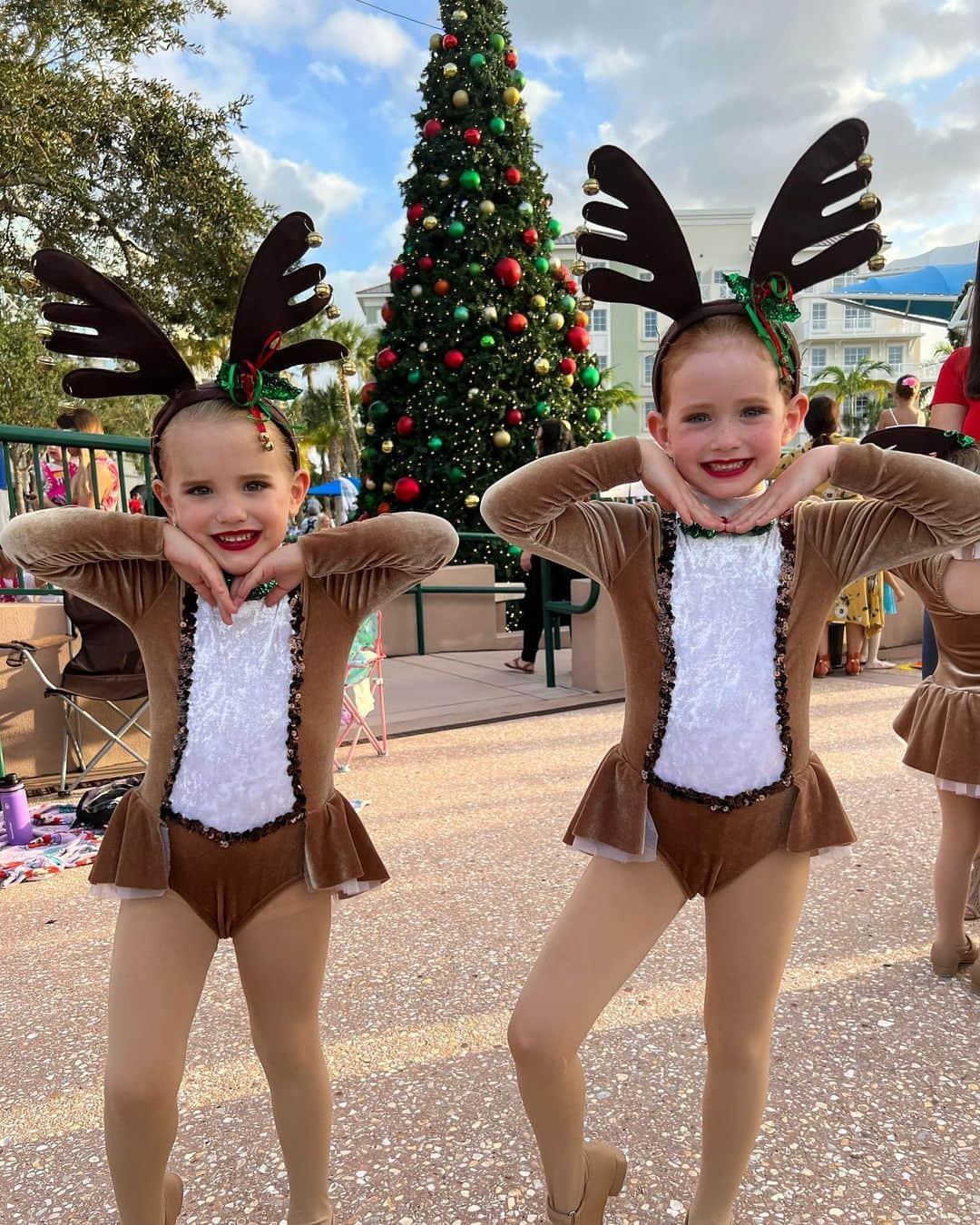 ローレン・マイコラスのインスタグラム：「My little Rockettes 🎄 🎅🏼 so proud of these little dancers 👯‍♀️ @magic_mikolas39」