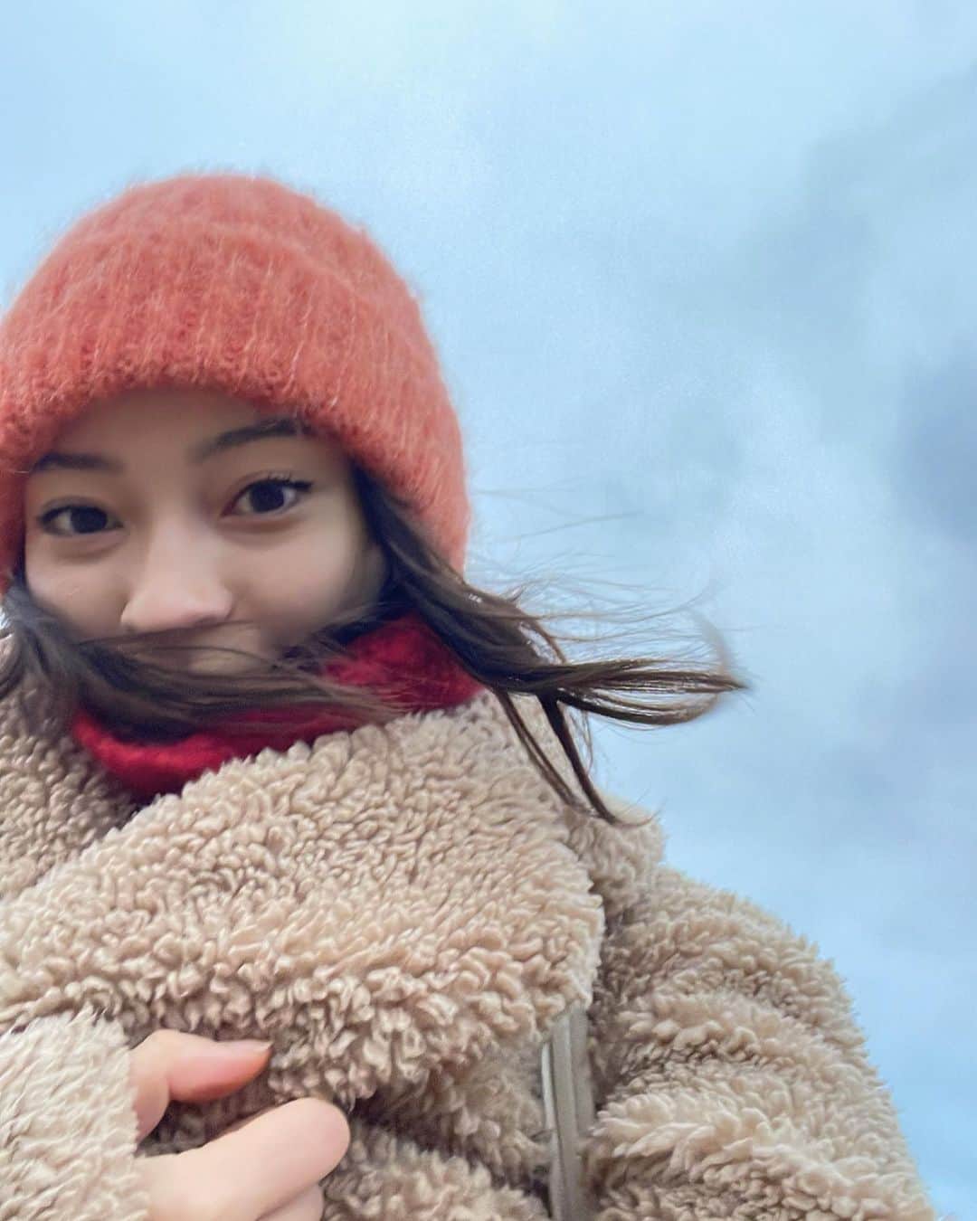 澄那シュトゥーダーのインスタグラム：「A bit late with this monthly throwback but... bye November 👋🏻 You've been sobering to my mind!   These past few weeks, I've been preoccupied with adjusting to life in Europe again, amongst other things.  Autumn is one of my favorite seasons (hello tree colors in pic no. 2??) and it has somehow always been the time of year where big adjustments occur in my life - something in the crisp air and shedding of leaves is utterly sobering and exciting to me.   Here's to a cozy December - BRING IT ON, festive christmas markets! 🤩🎄 What are you looking forward to this December?」