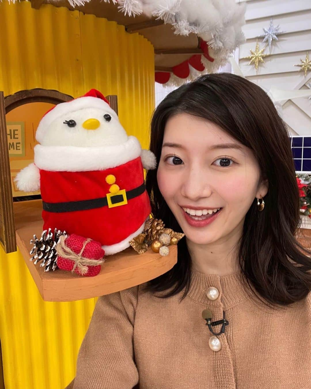 吉村恵里子さんのインスタグラム写真 - (吉村恵里子Instagram)「・ おはようございます🌞 本日よりTHE TIME'に復帰しました！ 風邪をひいてしまいお休みをいただいていました。 今週からどうぞよろしくお願いいたします😊  さてあっという間に12月、師走ですね！ シマエナガファミリーはクリスマス仕様に！🎄💝 ママエナガがサンタさんになっていて とってもキュートでした🥰  今日も一段と寒くなるそうですね…！ 風邪をひかないようにご自愛ください🫶  #クリスマス仕様 #シマエナガ #師走 #復帰しました #風邪をひかないように  #あたたかくしてお過ごしください」12月5日 9時02分 - yoshimura_eriko