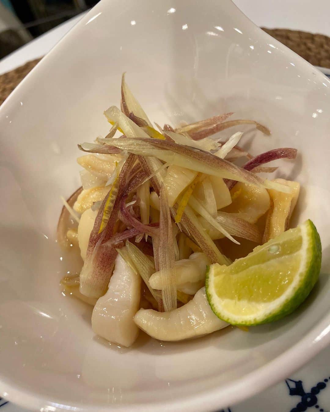 のインスタグラム：「真珠の貝柱‼️  お早うございます‼️  頂き物de夕ご飯シリーズその2。  昨晩は生まれて初めて「真珠の貝柱」をいただきました！  あこや貝の貝柱だそうです。  愛媛県宇和島出身の宮川俊二さんから贈っていただきました。  ワイン通でめちゃくちゃグルメな宮川さん、今や元アナウンサーというより食文化ジャーナリストですよね。  その宮川さんが絶対に食べなくては!とイチオシの珍味だそうです。  さっと湯がいて、茗荷と柚子でお酢の物にしました。  すだちを添えて。  これがシコシコ絶品‼️  びっくりしました。  ご関心のある方は、お取り寄せもできようなので、真珠の貝柱で検索してみてくださいませ。  さっ本日はググッと気温が急降下するらしい東京、まずは朝風呂でゆっくり温まってから行動開始です。  リンは寝ています（笑）  #真珠の貝柱   #フレンチブルドッグ  #安藤優子」