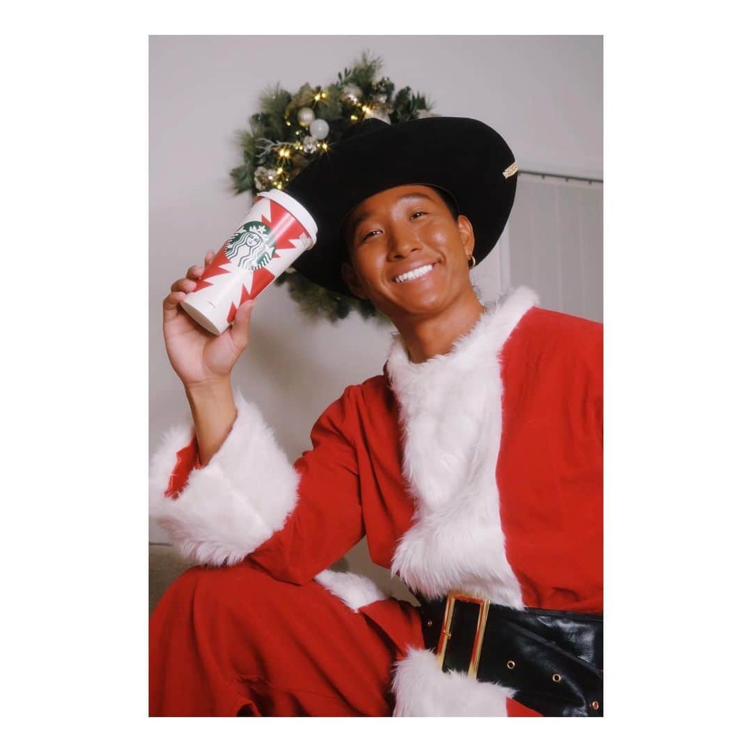 平井大のインスタグラム：「Starbucks × 平井 大  12月6日よりスターバックスにて、ホリデープログラムソング "Love & Happiness"(Let's Be a Santa) をイメージしてカスタマイズした、『ダーク モカ チップ クリーム フラペチーノ® 「Love & Happiness」カスタマイズ』が登場します。 ボクのオンガクのルーツでもあるアメリカは西海岸の雰囲気を、チョコレートフレーバーのフラペチーノ®で表現。 チョコレートと相性がよいアーモンドミルクをつかうことでホリデーシーズンにぴったりなコク深い味わいになっています。 寒い季節ではありますが、全国のスターバックスで、ボクのオンガクと共に暖かい冬をお過ごし下さい。  Photos by @ladybrownpictures」