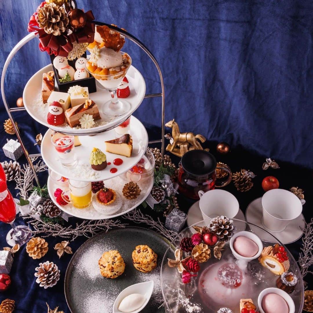 ステラートのインスタグラム：「🎄penthouse  afternoon tea🎁  12/1start✨ お待たせしました！ パティシエが腕に縒りをかけた季節のアフターヌーンティーはいちごサンタに、ツリータルトなどクリスマスを感じられるデザートが盛りだくさん🎄🎅  オランジェリー（温室）を彷彿とさせる店内は、ガラス張りの天井から自然光が降り注ぐダイニングで真紅のソファ席がインスタ映えのフォトジェニックポイントとしても大人気💕  ■クリスマスアフタヌーンティースタンド🎄  【TOP】 ・雪だるまのマカロン（柚子クリーム） ・タルトタタンのパフェ ・バニラとマスカルポーネのタルトムース ・チョコレートとオレンジのムース ・いちごサンタクロース  【MIDDLE】 ・バスクチーズケーキ ・ツリータルト （ラズベリームースとピスタチオのクリーム） ・フロマージュブランのヴェリーヌ （白ワインジュレとベリー）  【BOTTOM】セイボリー ・特選牛のタルタル　キャビア　タルト仕立て ・カボチャとトリュフのスープ　 　淡雪仕立て ・鮮魚のカルパッチョ 　いくらと花穂紫蘇  ■季節のスペシャルプレート ・マロンのブッシュドノエル ・いちごミルクアイス ・毎日焼き立て大人気のカヌレ  ■季節のスコーン ・クランベリーとホワイトチョコのスコーン　ホイップバタークリーム添え  ドリンク🍾 ■乾杯ドリンク1人1杯付き ・スパークリングワイン または 季節のノンアルコールカクテル  ■紅茶全種飲み放題 【紅茶2種】 ・オーガニックダージリンエステート ・オーガニックアールグレイ  【ハーブティー4種】 ・カモミールシトラス ・オーガニックアフリカンネクター ・ジンジャーツイスト ・オーガニックワイルドベリーハイビスカス  ■ソフトドリンク飲み放題  ■4,950円（税込）1名様　※写真は2名様分です。  ❄️営業時間❄️ 11:30-17:00（l.o.15:00）  ------------------------------------------  #penthouse#ペントハウス #カフェラボエム #stellatosupperclub #ステラート #グローバルダイニング#globaldining#白金ボエム  #クリスマスアフターヌーンティー  #白金台#白金台カフェ#白金台グルメ#白金台ディナー#afternoontea #アフターヌーンティー#都内アフターヌーンティー#都内レストラン#女子会#誕生日#birthday #グルメ #目黒グルメ#パスタ#プラチナ通り#イタリアン」