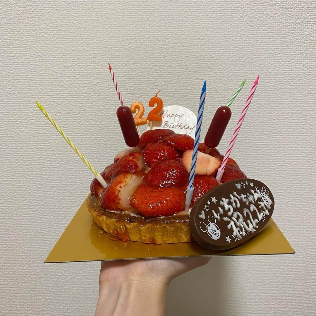 尾碕真花のインスタグラム：「. . . 誕生日当日は妹がケーキとプレゼントで祝ってくれました😊 . プレート付いてないと思って、プレートまでわざわざ用意してくれたの可愛い嬉しい☺︎ . ご飯食べたあとだったのに、2人でケーキも食べ切っちゃった🎂 .」