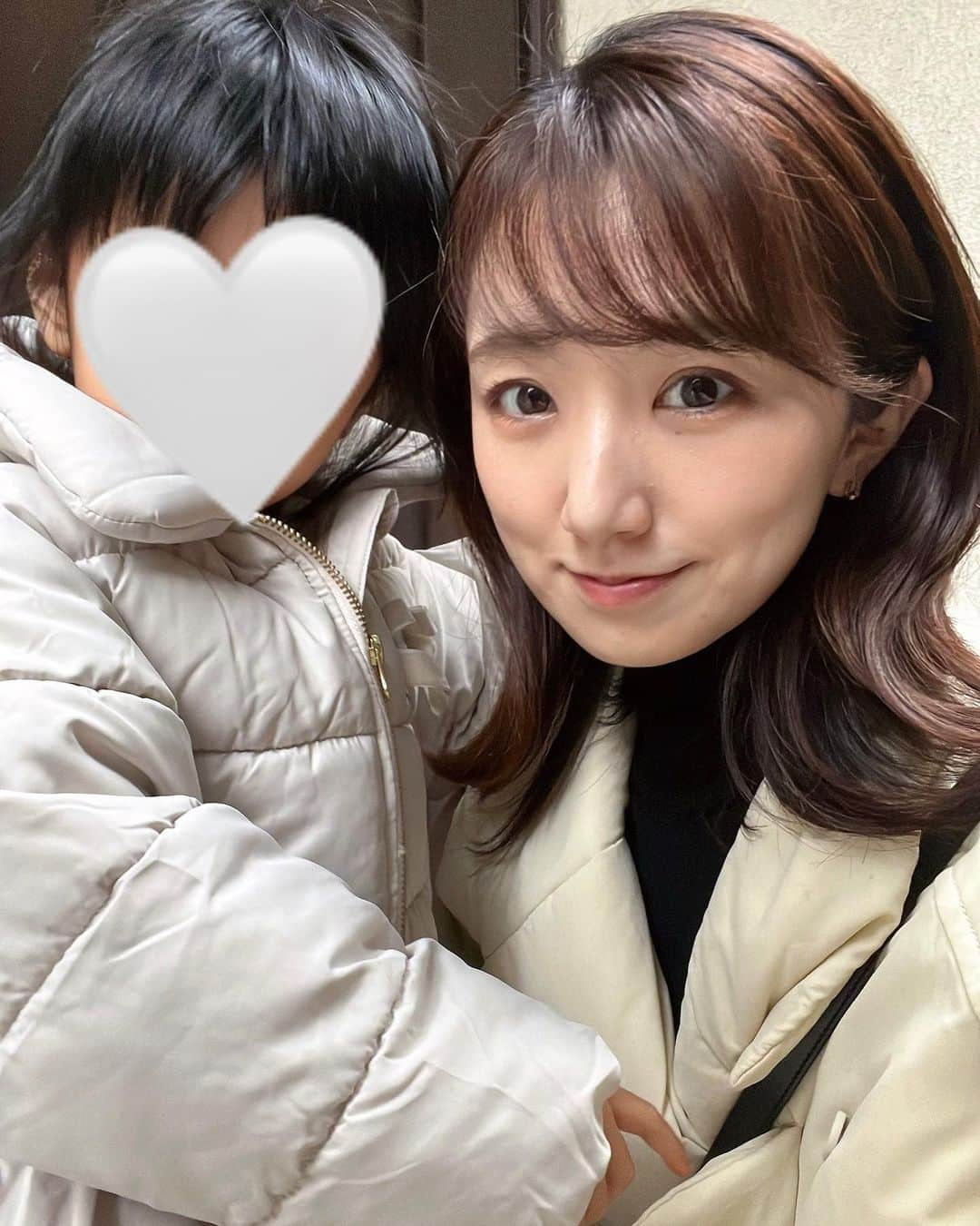 松村未央さんのインスタグラム写真 - (松村未央Instagram)「. 写真を撮るときギュッとくっついてくれるのがたまらなくかわいいのです❣️いつまでこうしてくれるかなぁ。。  寒かったので2人で暖かい格好してスーパーへ🛒 買うリストにない、ちょっとしたおもちゃをおねだりされ、買ってしまいました😩こういうとき娘に甘い自分😅お片付けをちゃんとするよう約束をさせたけど、本当にしてくれるのか…🤔  さぁ、今夜はクロアチア戦！！ 最近朝型生活を送っている私にとっては夜更かしな時間帯⚽️でも絶対見たい！！寝落ちしないように気合い入れて見ます📣  #４歳女の子」12月5日 17時27分 - mio.matsumura_