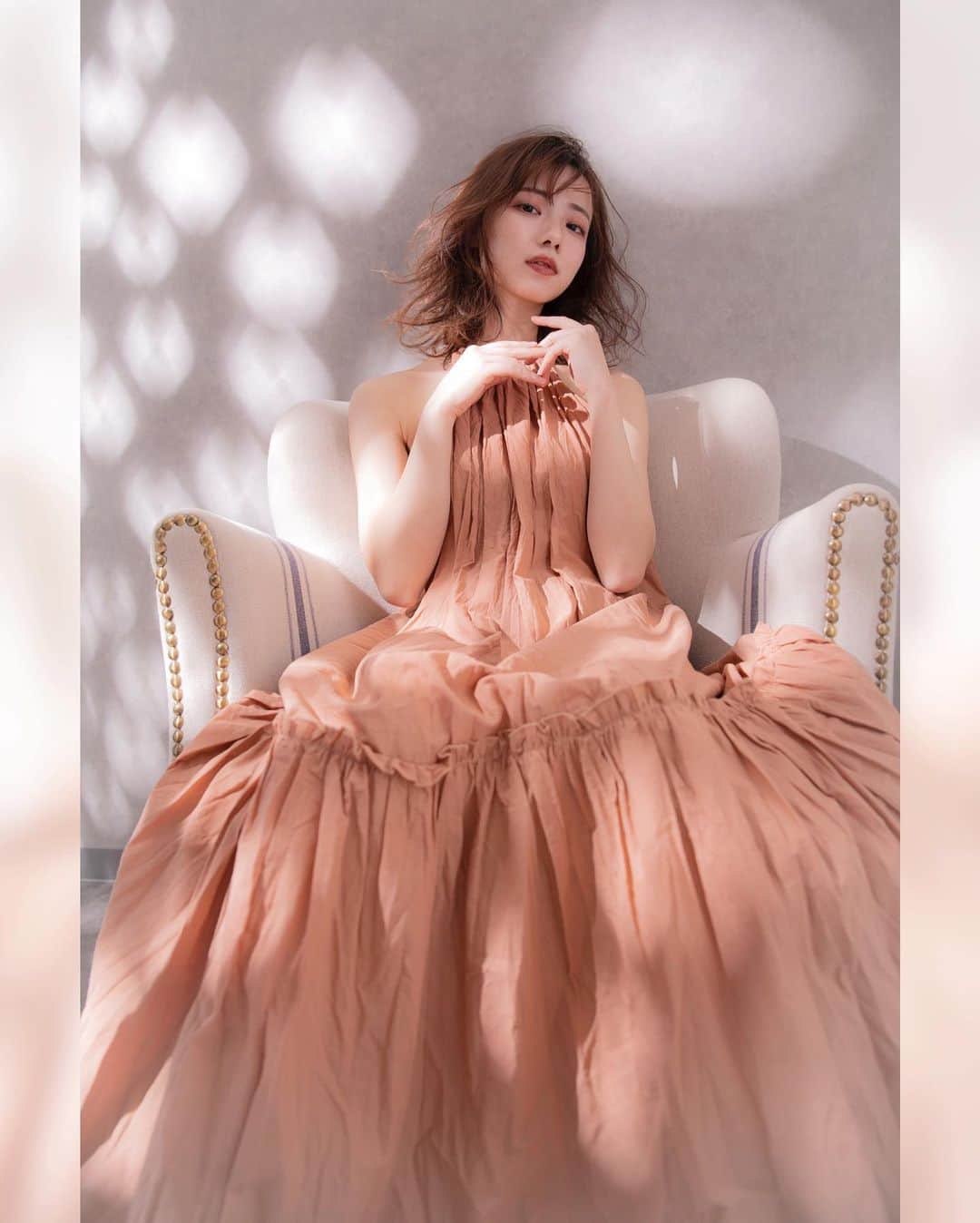 Shitabow シタボー sCeneさんのインスタグラム写真 - (Shitabow シタボー sCeneInstagram)「本日、恐らく今年最後のスタイル撮影☆  今日もスタッフの河野店長が一緒に勉強をしに来てくれた。 @scene_tetsuro_hair   　 2022年も沢山の出来事があったけど、僕が色々な事に取り組んだり、受賞出来たりする事は、こうやって正面から向き合ってくれるスタッフがそばにいてくれる事はすごく大きな事だと思っています。 　今年最後の撮影はこんなスタッフと一緒に出来て良かったと思います。  これからも常に新しいシーンを作って行けるように日々コツコツ。ちょっとちょっとのこだわりを忘れずに歩いて行きたいですね。  新しいスタッフも随時募集してます♪  そして、この度初めましてでお世話になったモデルさんのヨンちゃん。  めちゃくちゃ良いモデルさんでした。 有難うございました！」12月5日 17時30分 - scene_shitabow