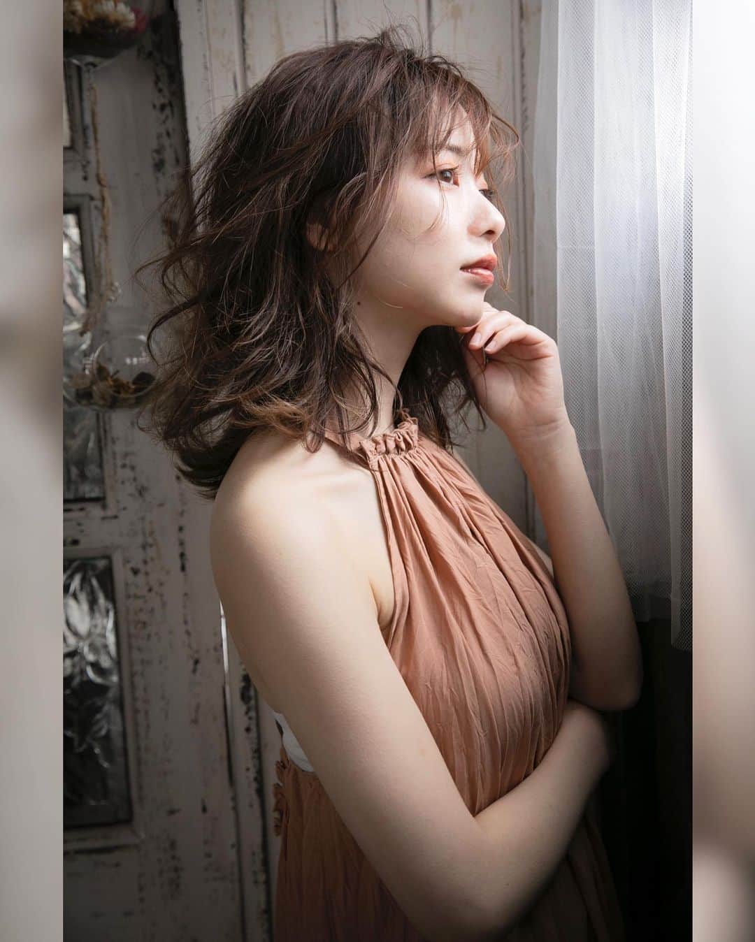 のインスタグラム：「本日、恐らく今年最後のスタイル撮影☆  今日もスタッフの河野店長が一緒に勉強をしに来てくれた。 @scene_tetsuro_hair   　 2022年も沢山の出来事があったけど、僕が色々な事に取り組んだり、受賞出来たりする事は、こうやって正面から向き合ってくれるスタッフがそばにいてくれる事はすごく大きな事だと思っています。 　今年最後の撮影はこんなスタッフと一緒に出来て良かったと思います。  これからも常に新しいシーンを作って行けるように日々コツコツ。ちょっとちょっとのこだわりを忘れずに歩いて行きたいですね。  新しいスタッフも随時募集してます♪  そして、この度初めましてでお世話になったモデルさんのヨンちゃん。  めちゃくちゃ良いモデルさんでした。 有難うございました！」