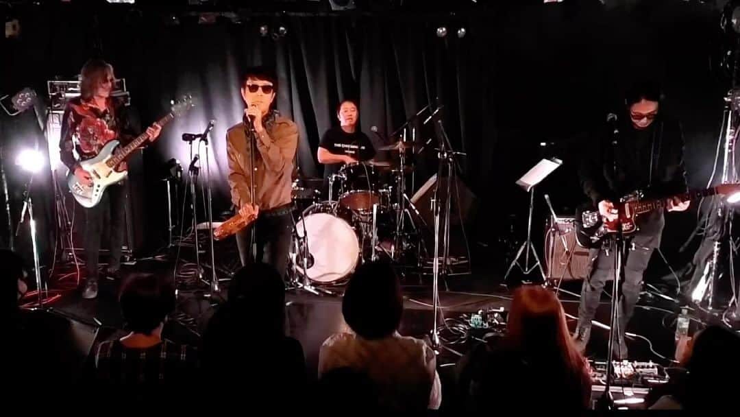 沖野俊太郎のインスタグラム：「昨夜の高橋浩司くんのバースデーイベントにて。 「沖野郷太と杉山」の沖野のステージより笑  沖野はthe stone roses”she bangs the drums”とthe clash”should I stay or should I go”を歌いました。  浩司くん、55おめでとうございました🎉」