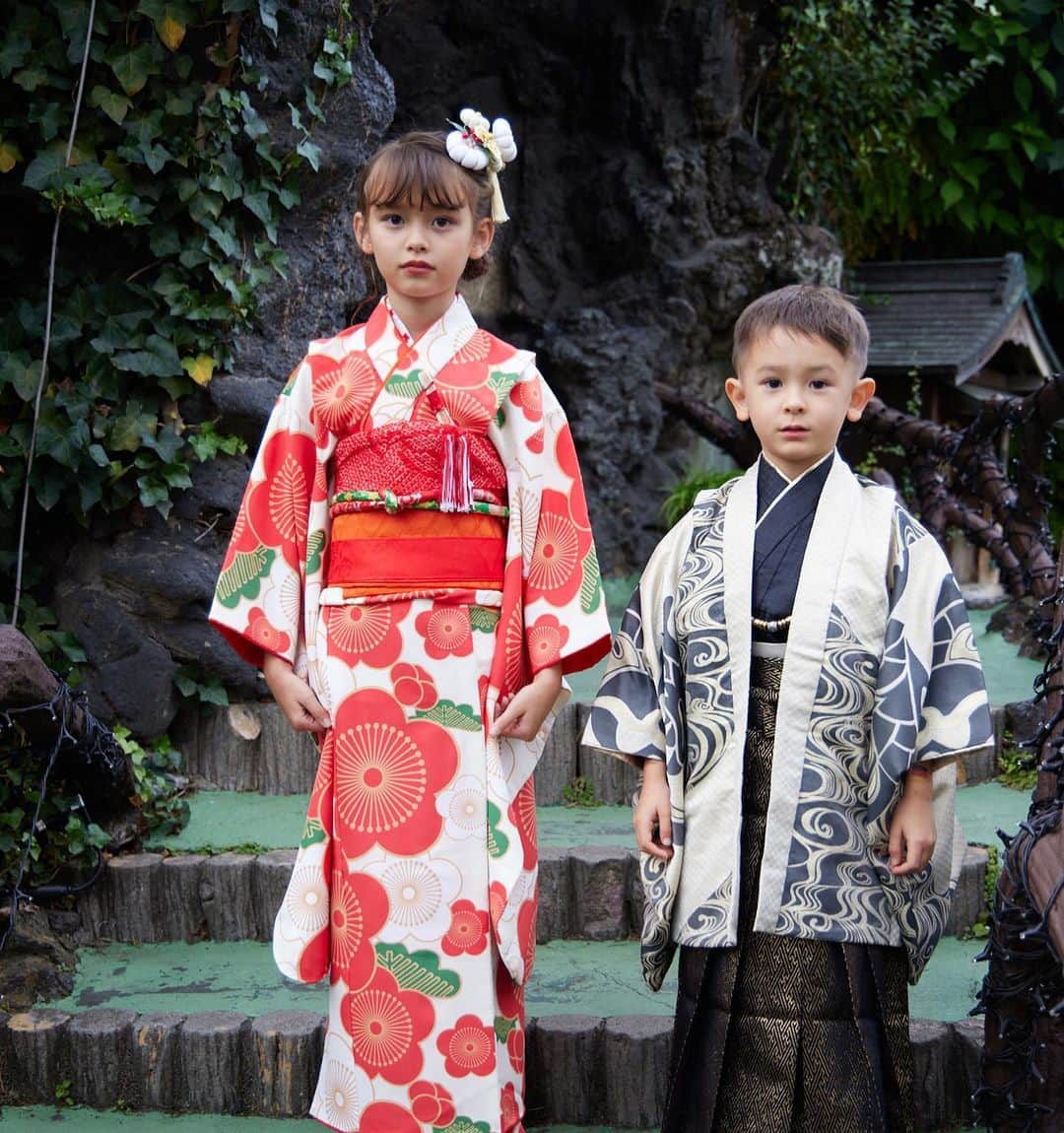 大桑マイミのインスタグラム：「先日の七五三✨💙❤️  大きくなったなーーーーー。  娘７歳残りあと少し 息子５歳  早いものですね。  慣れない着物を着せ👘髪型をつくってと中々ぎゃーぎゃーアワアワな支度をして。 着物きついー苦しーー⚡️😅とぶぅーぶぅいってだけど、最終的には　嬉しい子供達の笑顔に 終わってみると　ジーンとする。  元気にこれからもスクスクと🤲😏  📷　:  @theo.cottle  まったくじーーーーっとして写真をとらせてくれるわけはなく、🙈そんな中素敵な写真を撮ってくれてありがとう。  #七五三 #備忘録 #成長に感激」