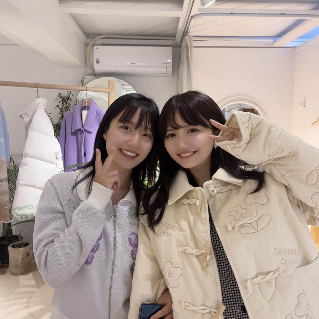 椎木里佳のインスタグラム：「約3年ぶりにソウルへ🇰🇷弘大でアパレルブランドを展開してるデザイナーの韓国人のお友だちのオフィスに遊びに行きました👸🏻タグ付けしてるアウターも @gocori_city.gardener のもの！自身で描いた絵を服に落とし込む才能溢れるお友だち🥇항상 건강하고 행복했으면 좋겠다……」