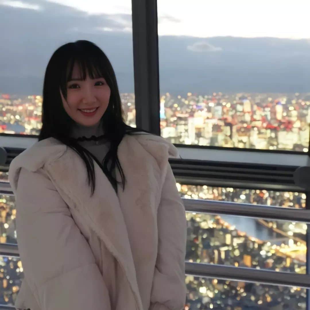 なつ葵さんのインスタグラム写真 - (なつ葵Instagram)「おはようございます☀️  12月に入り、一気に寒くなってきましたね⛄ あと１ヶ月、皆様が元気にすごせますように☆  そういえば東京観光ってしたことなかった…❕という事で 今回時間に余裕がありましたので、いってきました！  スカイツリー❕  スカイツリーに初めてのぼりました🗼  夕日が綺麗だから！！とのオススメしてもらい急いで登り キラキラな景色がみれました✨  すぐ☀️沈んでしまいましたが、夜景も堪能できて本当素敵でした🌃🌉✨  眺める景色では隅田川がとても印象的でした✨  次、機会があれば浅草寺行きたいです🐤  東京観光、オススメ教えてください☆  #tokyo #観光 #kyoto #japanesegirl  #gravure  #portfolio  #skytree  #キラキラ #我愛妳  #instagood #followｍe」12月5日 9時12分 - natsuki_taiyaki